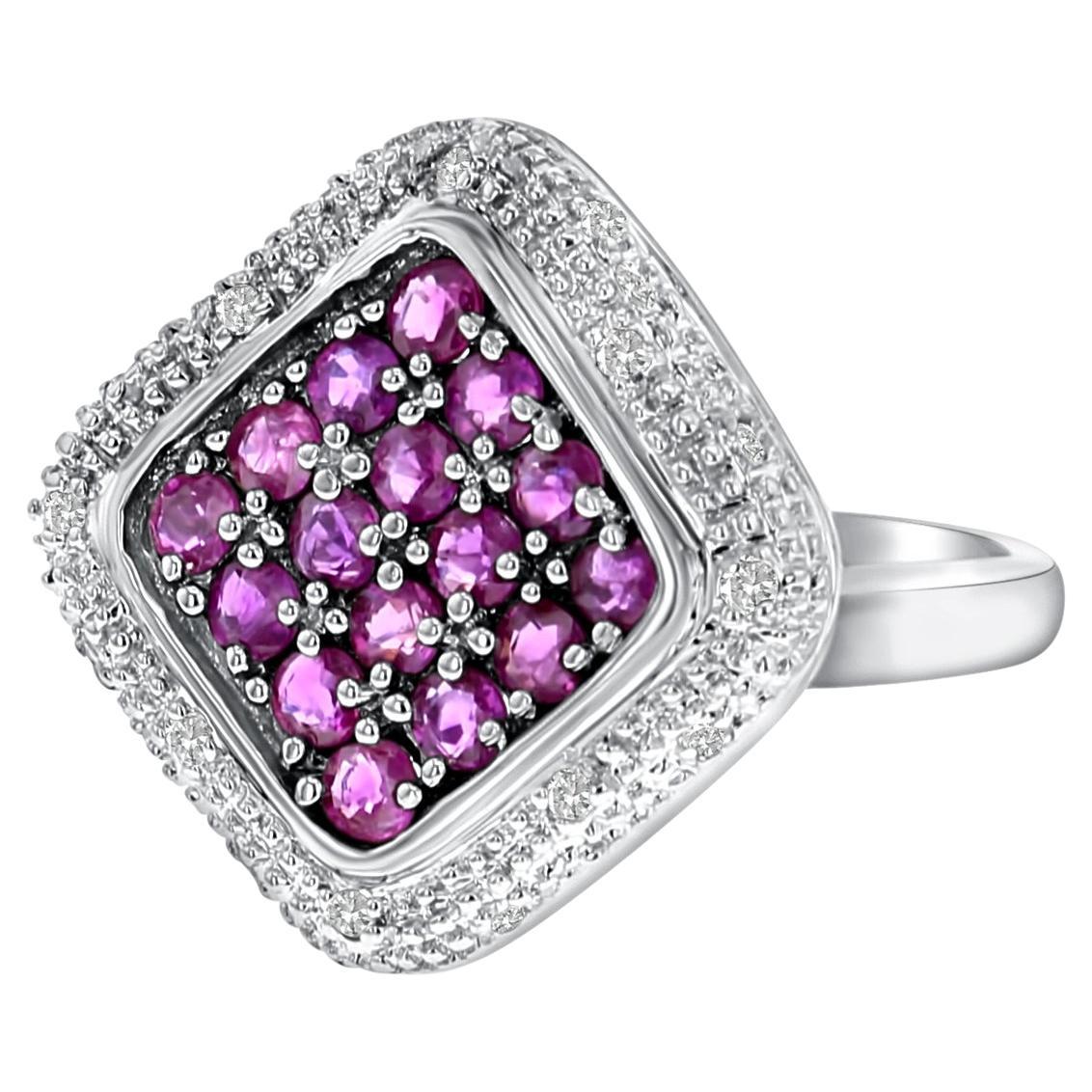 Anillo de cóctel con pavé de rubíes y diamantes