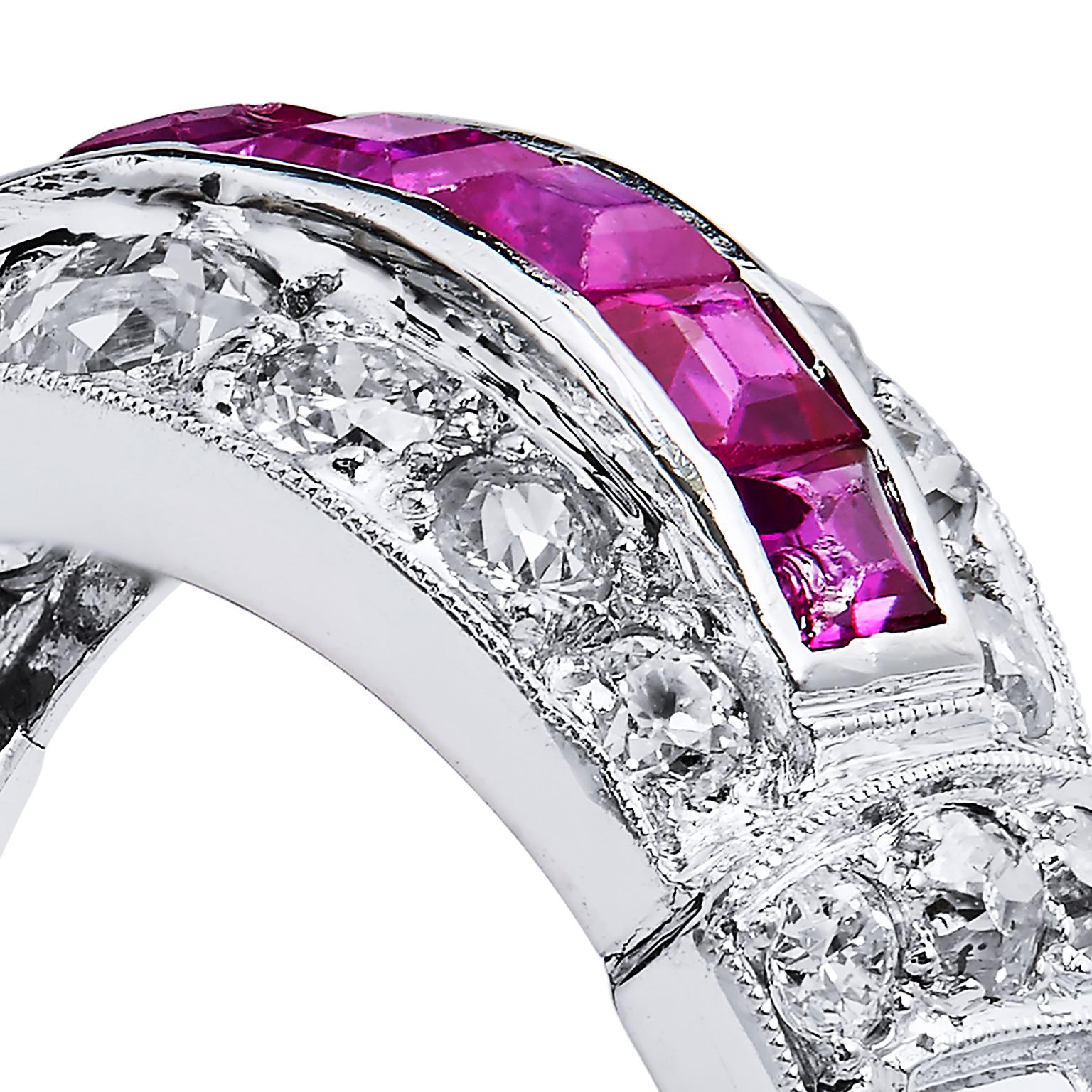 Taille vieille Europe Bague de succession Art déco en platine sertie de diamants et de rubis de taille vieille mine et européenne, taille 6 en vente