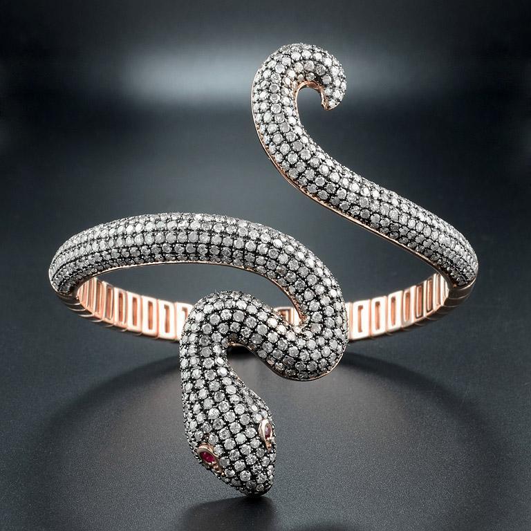 Original shape, this flexible snake cuff wraps around your wrist to create an impressive visual effect. With its meticulous finish, this jewel has an appearance similar to the scale of the details set with 640 white diamonds. Instead of eyes, this