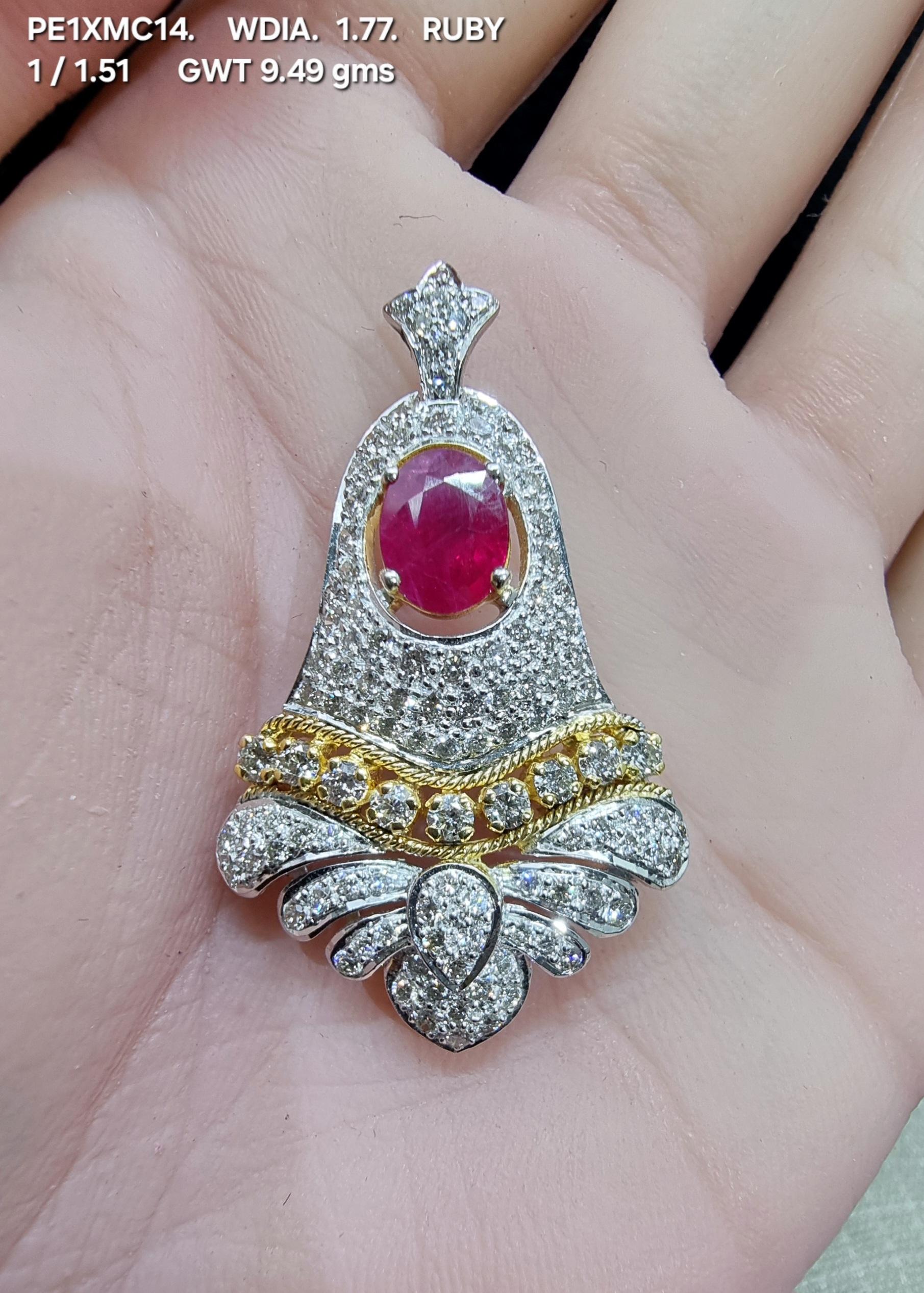 Regale e decorato, questo squisito ciondolo è incentrato su un vivido rubino ovale (1,51 carati), che irradia una ricca eleganza cremisi. Circondato da un'aureola di diamanti a taglio brillante, il design si dispiega in una lussuosa esplosione di