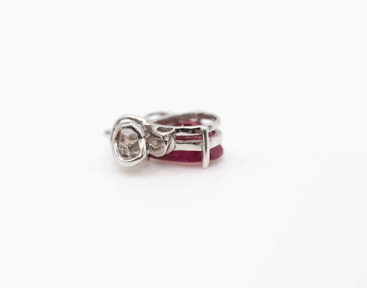 Taglio a goccia Collana con diamante e rubino in oro bianco 18 carati, 2000 in vendita