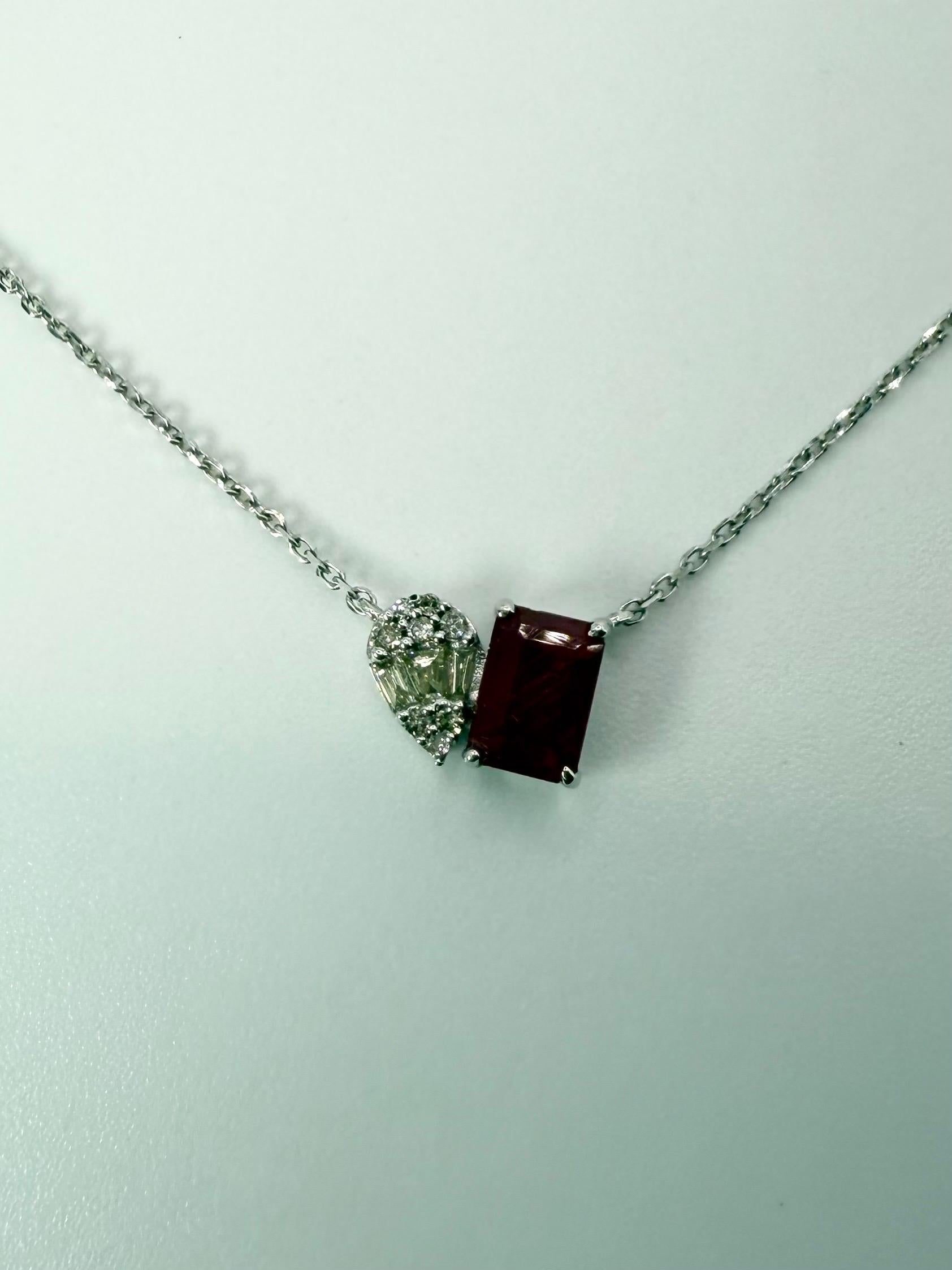 Graziosa collana con rubino e diamante in oro 14KT. Il rubino è di 0,90 carati e i diamanti di 0,10 carati. La catena è in oro 14KT. Articolo Apt

QUELLO CHE TROVI PRESSO LA GIOIELLERIA STAMPAR:
Stampar Jewellers, situata nel cuore di Jupiter, in