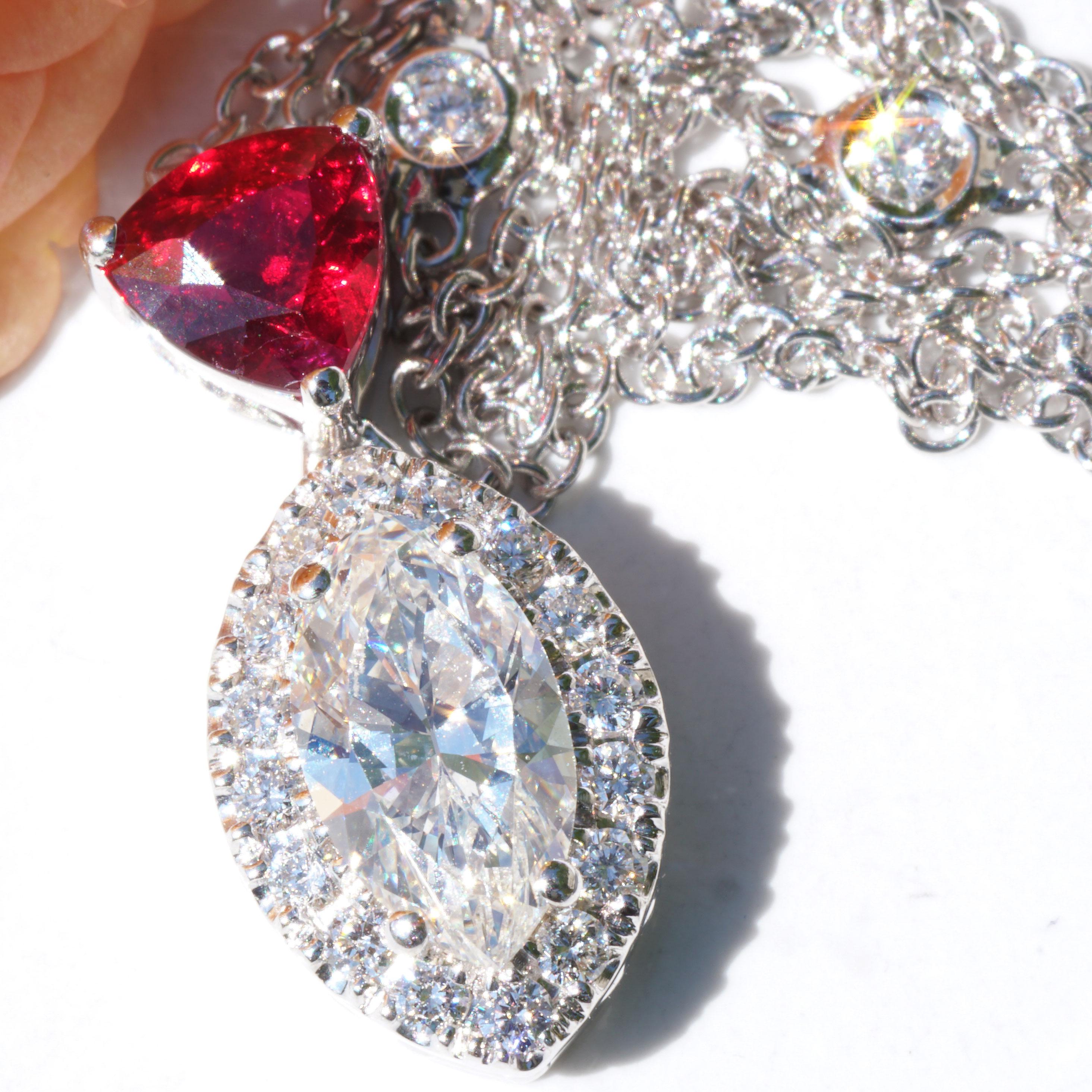 Moderno Sangue di piccione  Ciondolo con diamante rubino e catena rosso raro del Mosambico 0,64 carati in vendita
