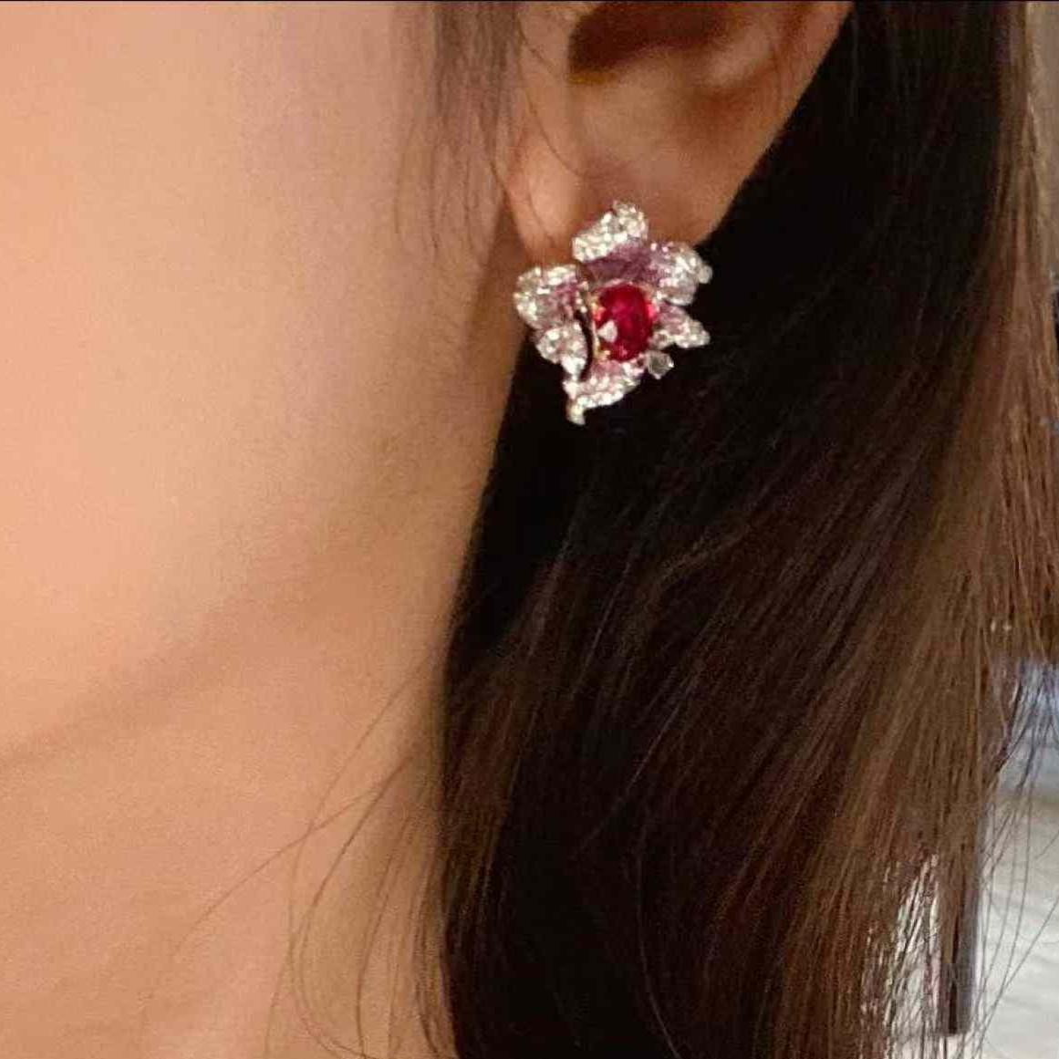 Taglio misto Orecchini con petali di rubino e diamanti in oro bianco 18 carati in vendita
