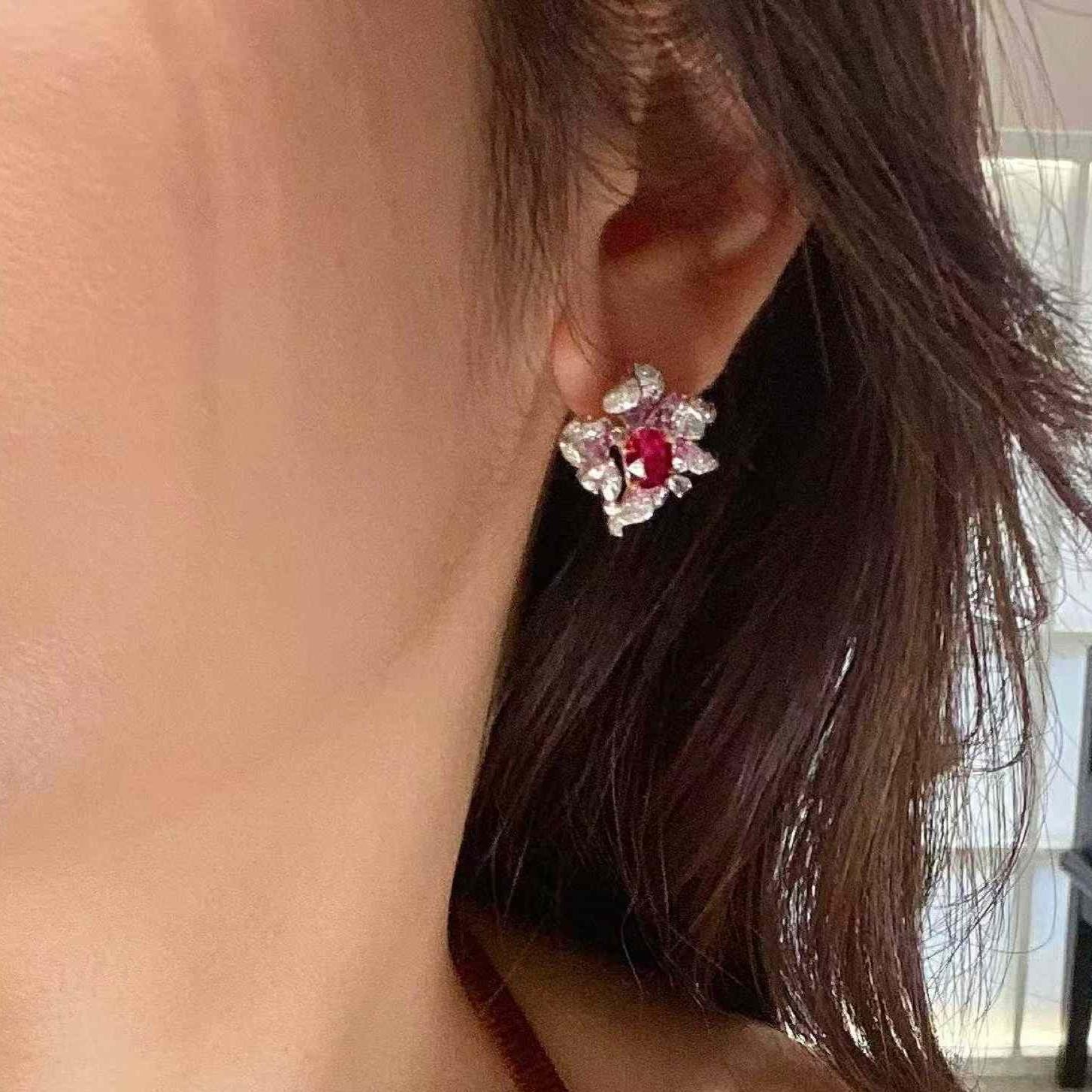 Orecchini con petali di rubino e diamanti in oro bianco 18 carati in vendita 3