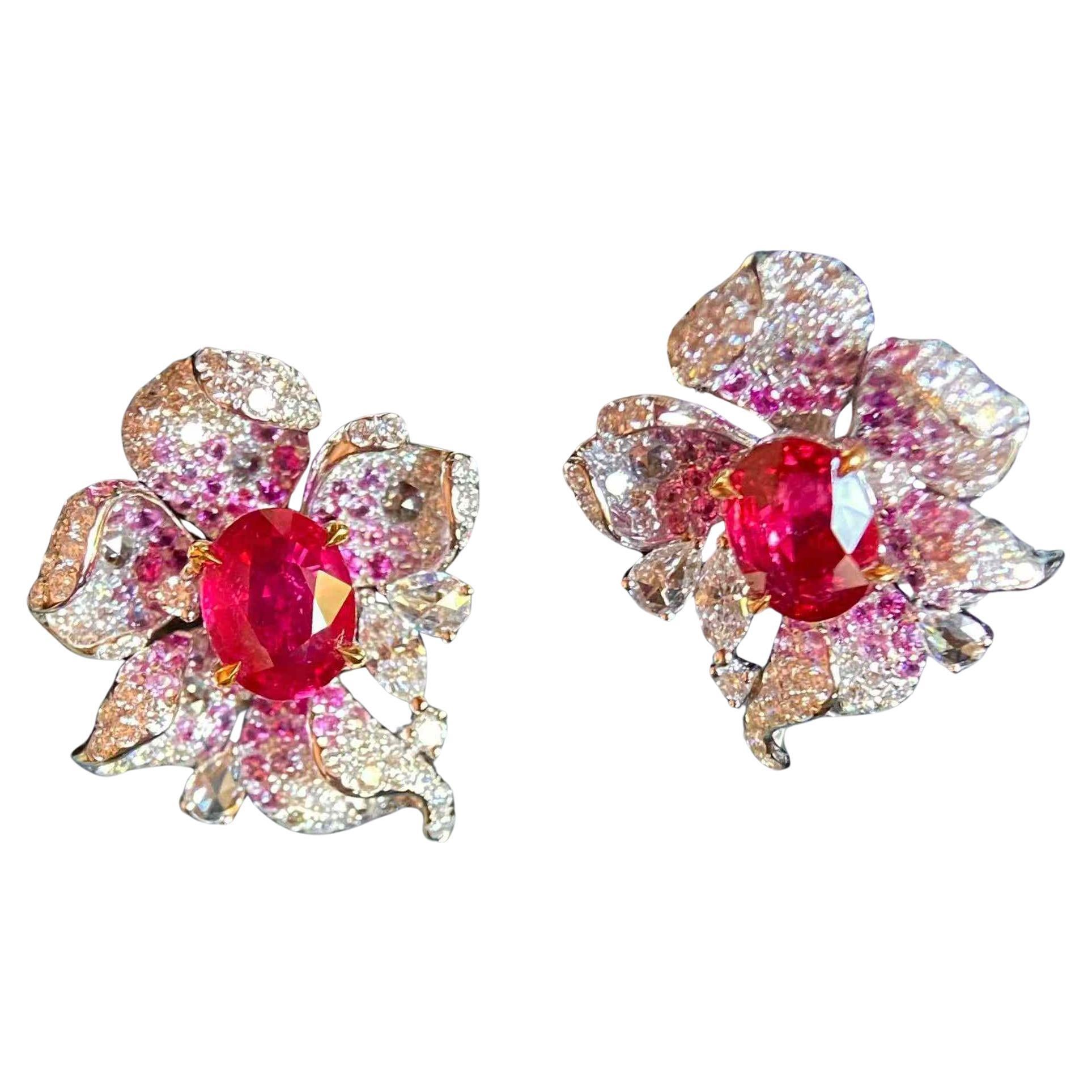 Orecchini con petali di rubino e diamanti in oro bianco 18 carati