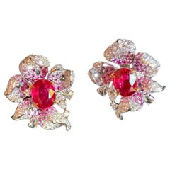 Orecchini con petali di rubino e diamanti in oro bianco 18 carati