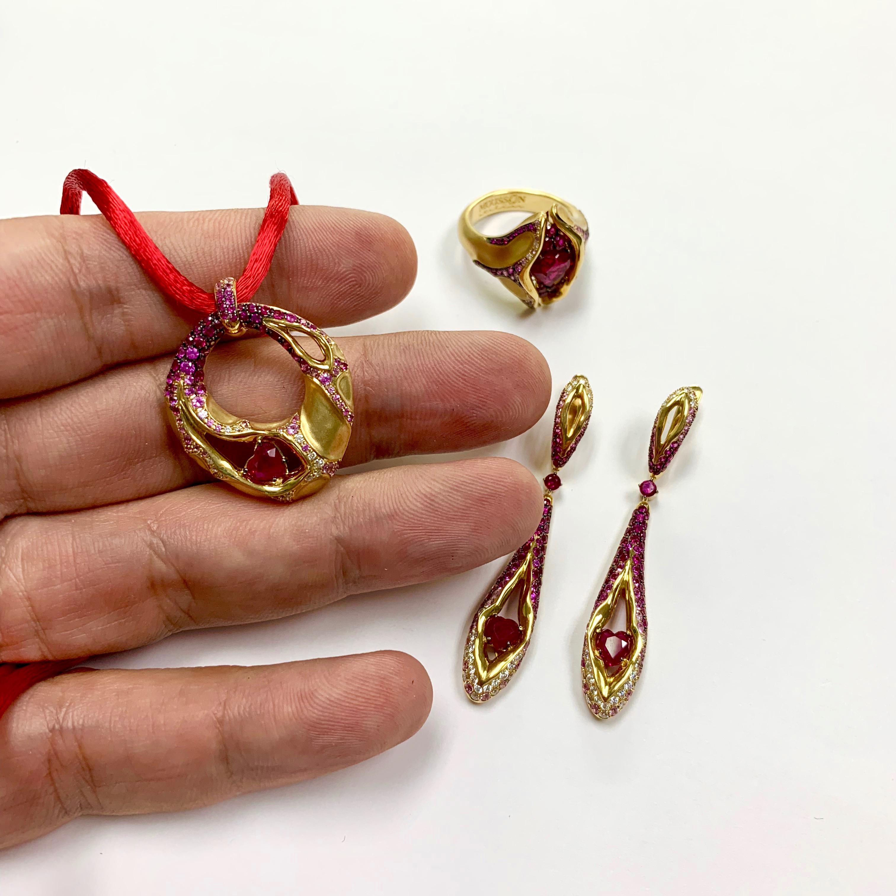 Suite en forme de cœur en or jaune 18 carats avec rubis, diamants et saphirs roses Neuf - En vente à Bangkok, TH