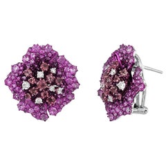 Boucles d'oreilles en or blanc précieux avec rubis, diamants et saphir rose