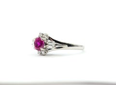 Bague en platine sertie de rubis et de diamants