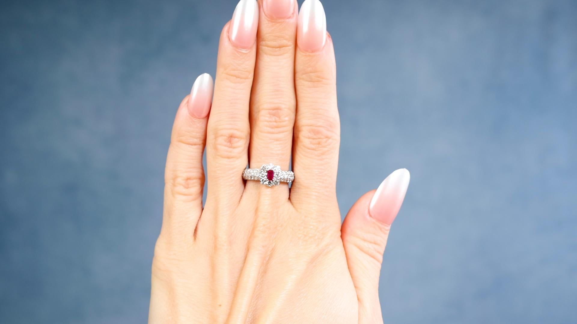 Ein Rubin-Diamant-Platin-Ring. Mit einem Rubin im Baguetteschliff von 0,18 Karat. Akzentuiert durch 38 runde Diamanten im Brillantschliff mit einem Gesamtgewicht von 0,86 Karat, eingestuft als nahezu farblos, Reinheit SI. Gefertigt aus Platin mit
