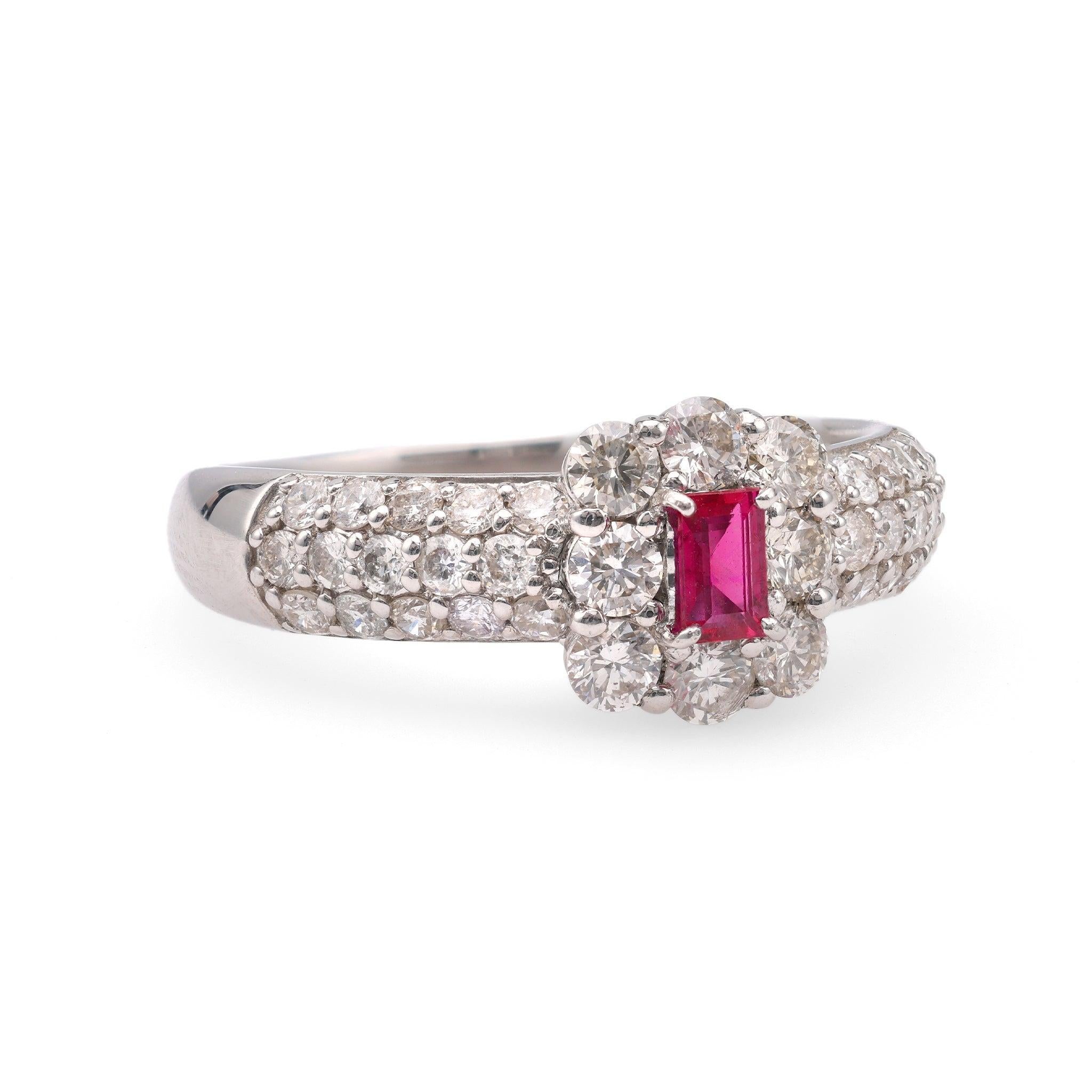 Un anello di platino con diamante e rubino. Con un rubino taglio baguette di 0,18 carati. Accentuato da 38 diamanti rotondi taglio brillante con un peso totale di 0,86 carati, classificati quasi incolore, purezza SI. Realizzato in platino con