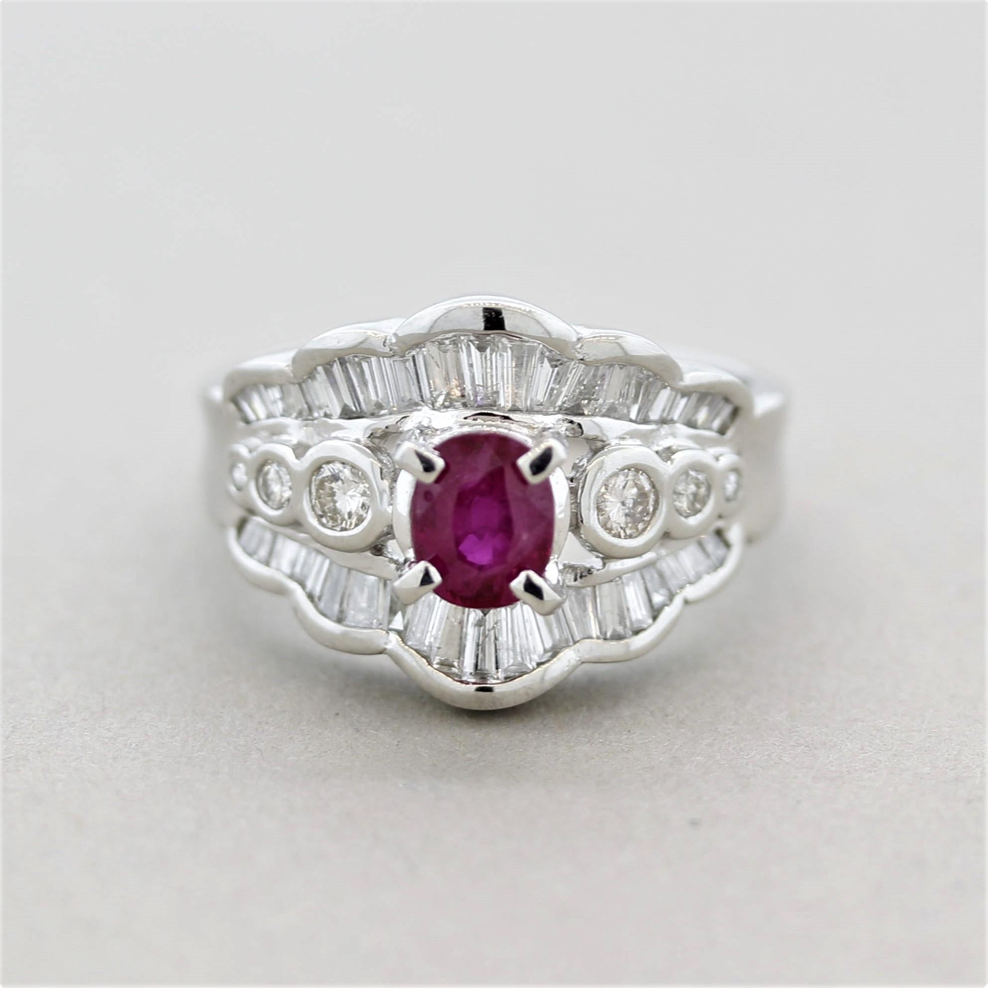 Une bague chic et élégante en rubis et diamants ! Il contient un rubis de 0,80 carat de forme ovale, de couleur rouge vif et d'une excellente brillance. Il est rehaussé de 0,85 carats de diamants ronds de taille brillant et de diamants baguettes