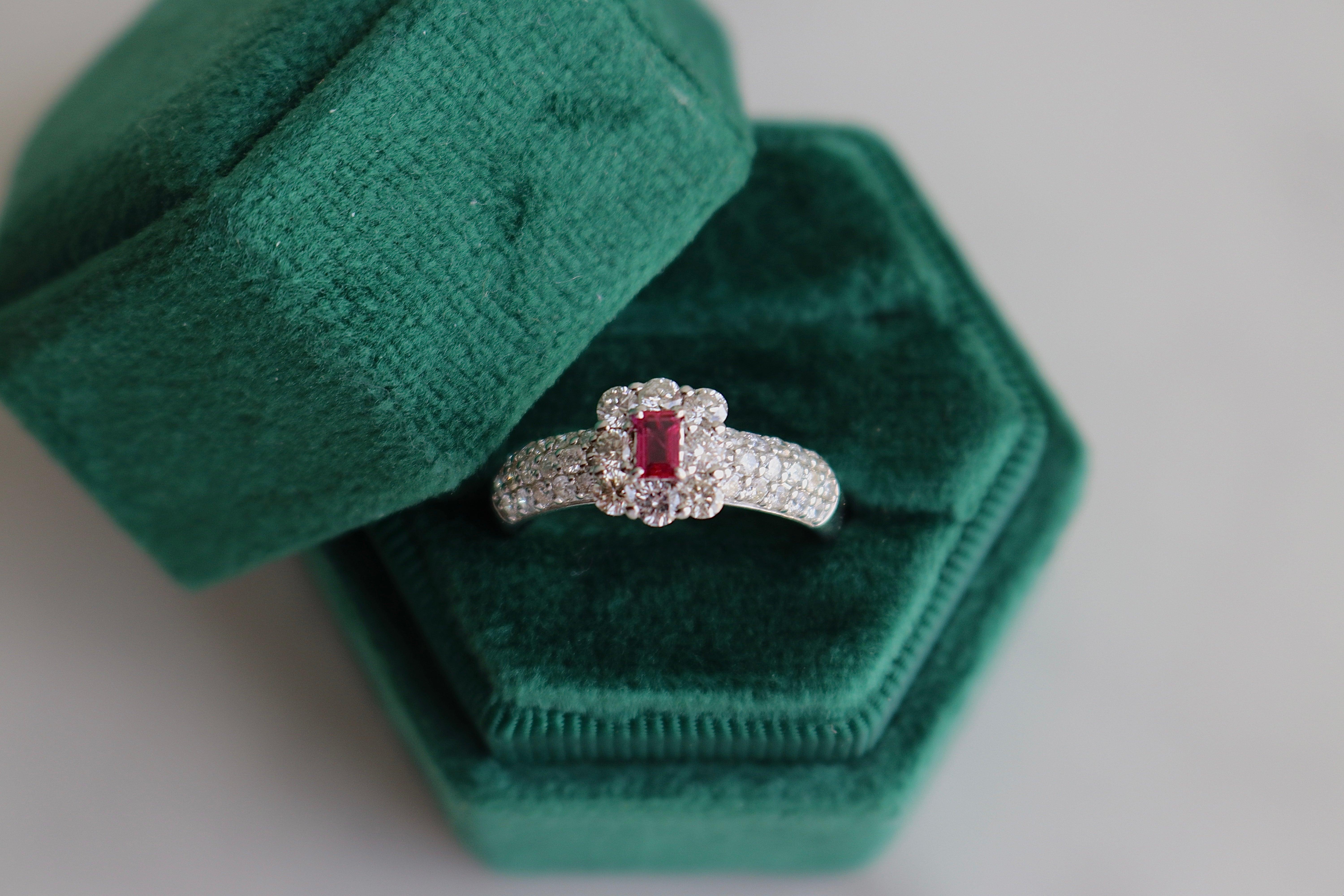 Taglio baguette Anello in platino con diamante e rubino in vendita