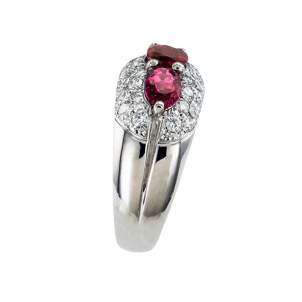Contemporaneo Anello con tre pietre in platino e diamanti e rubini in vendita