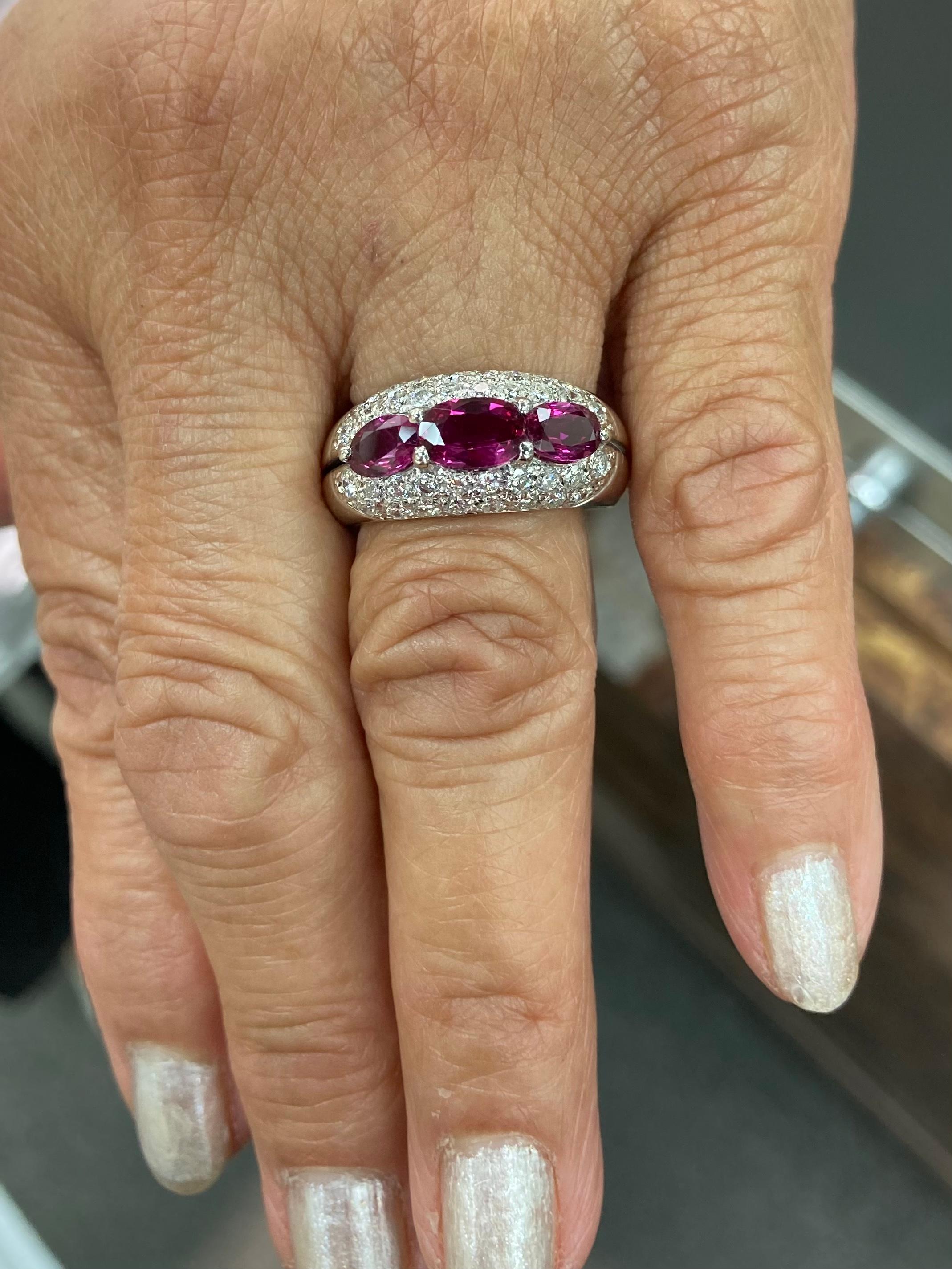 Anello con tre pietre in platino e diamanti e rubini In condizioni buone in vendita a Los Angeles, CA