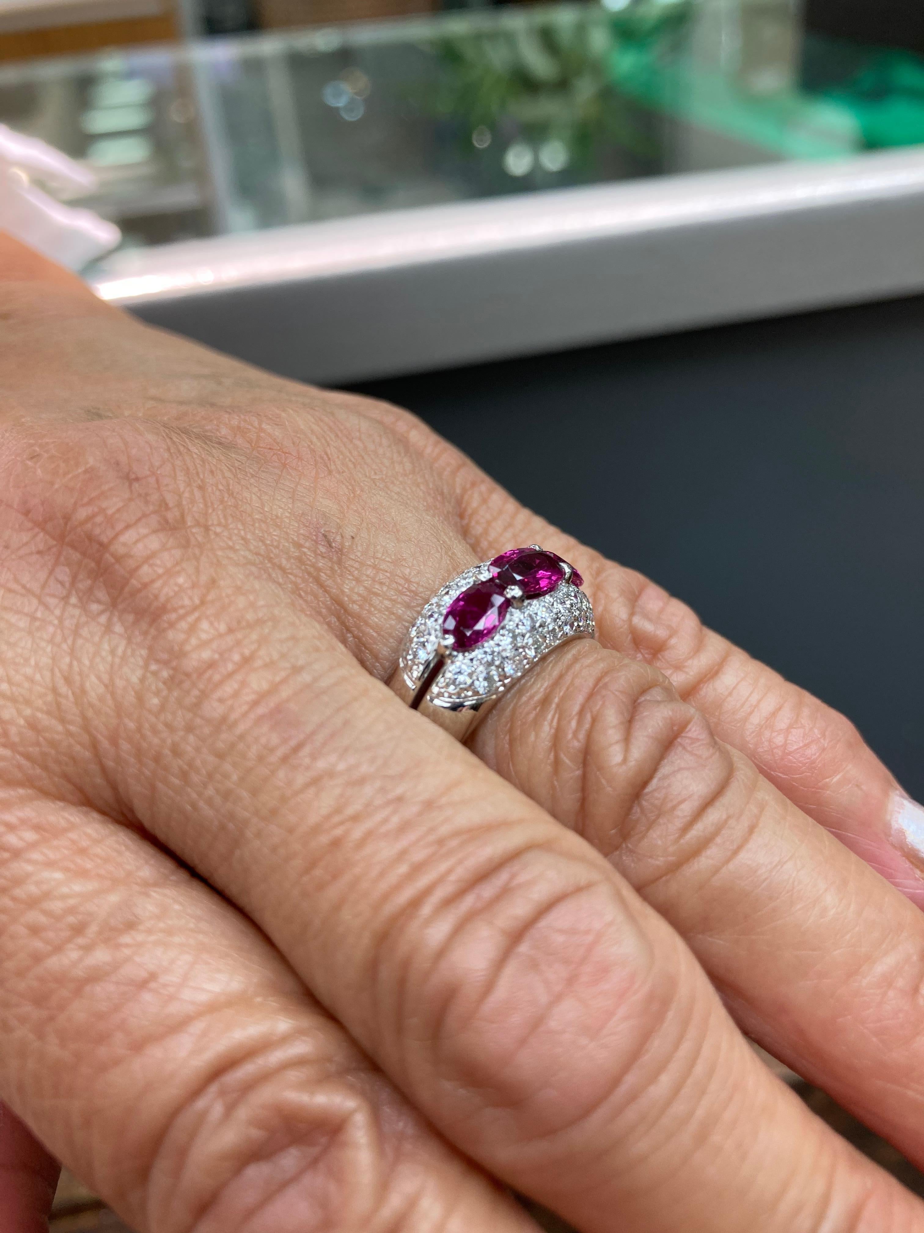 da uomo o donna Anello con tre pietre in platino e diamanti e rubini in vendita
