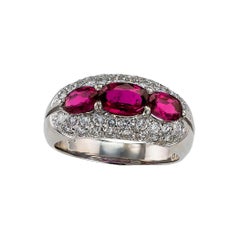 Anello con tre pietre in platino e diamanti e rubini