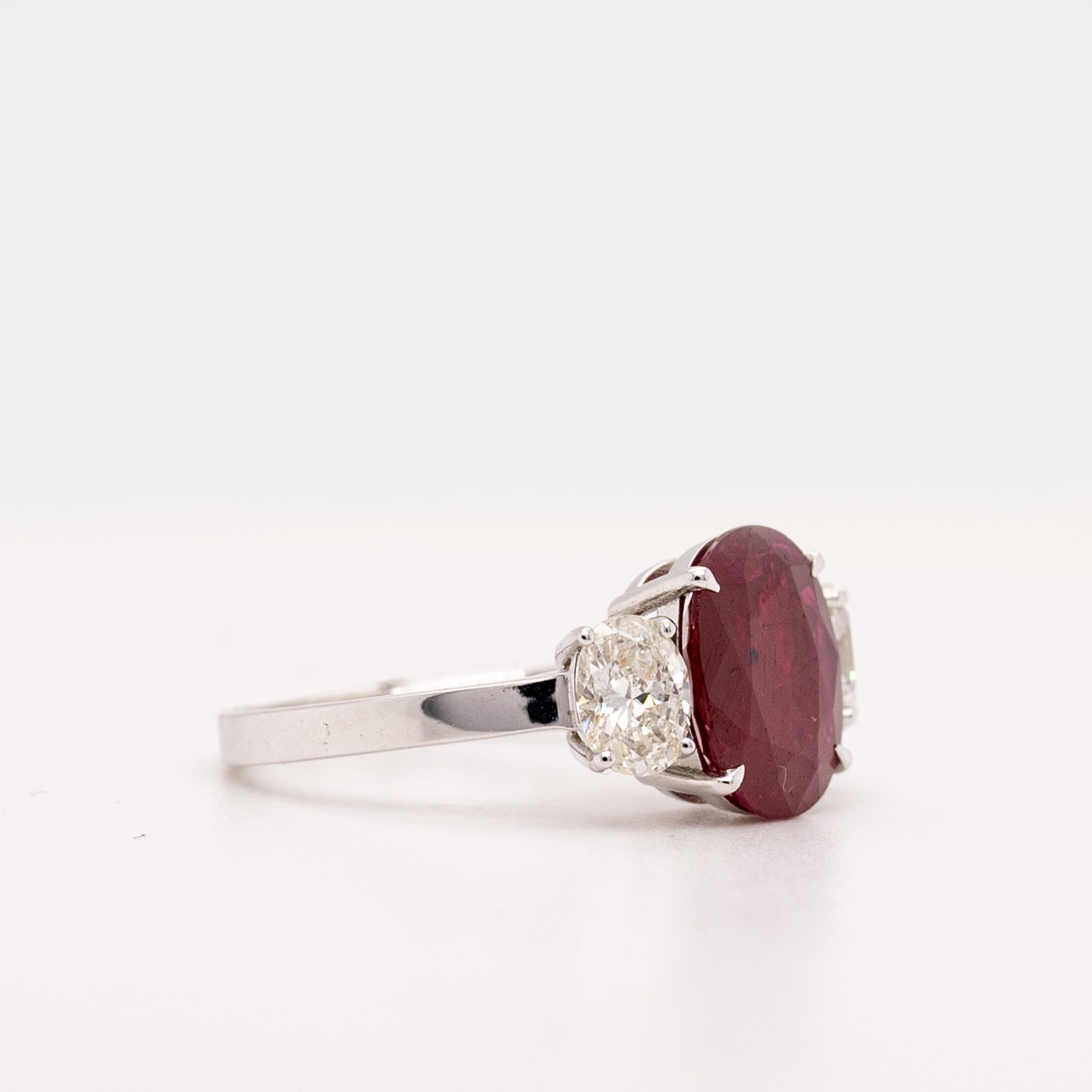 Taglio ovale Anello con diamante e rubino 18kt in vendita
