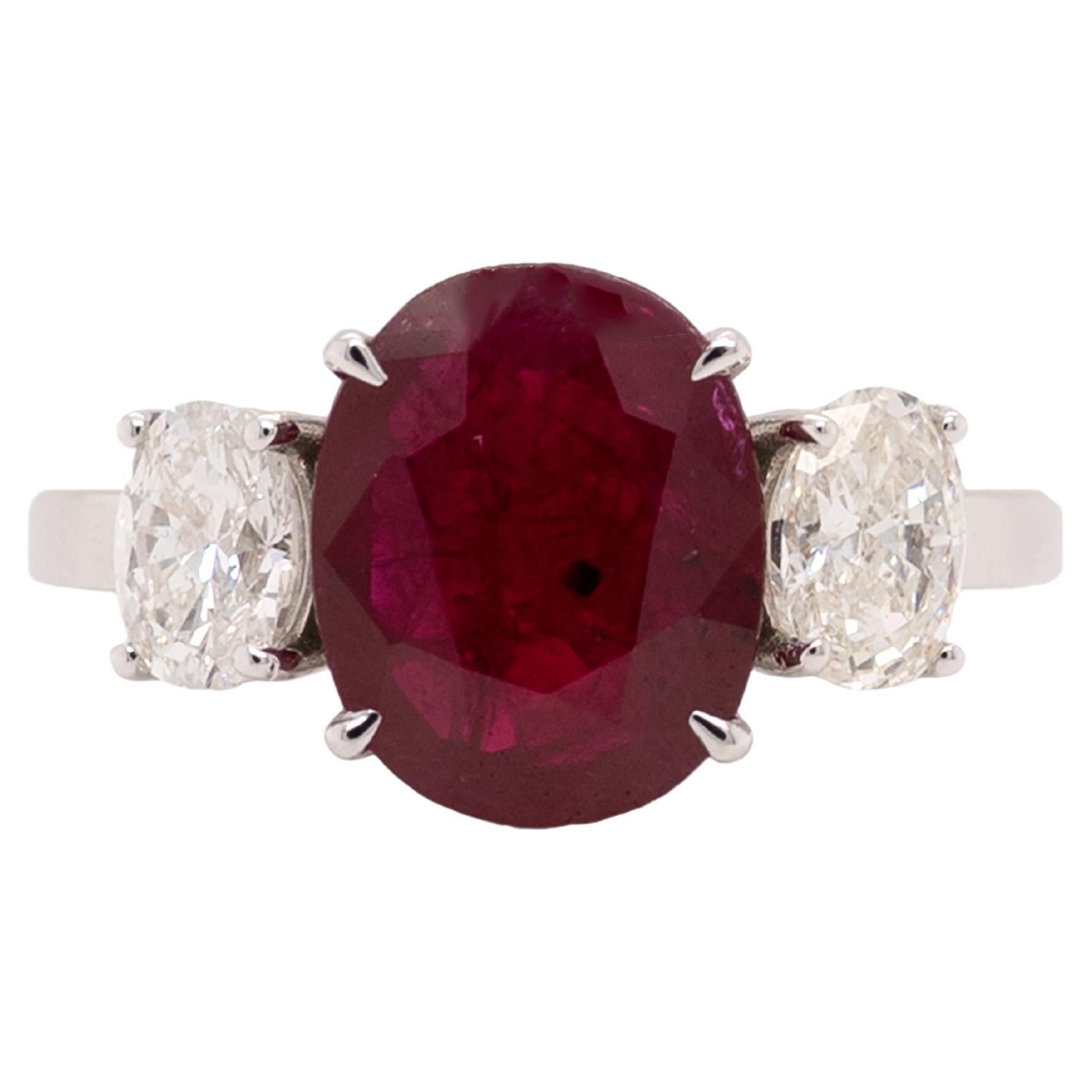 Questo squisito anello bicolore in 18 carati presenta un rubino da 3,27 carati abbracciato da accenti di diamanti ovali, che evocano un'eleganza e una raffinatezza senza tempo, rendendolo un classico simbolo di bellezza e lusso duraturi.
Il rubino