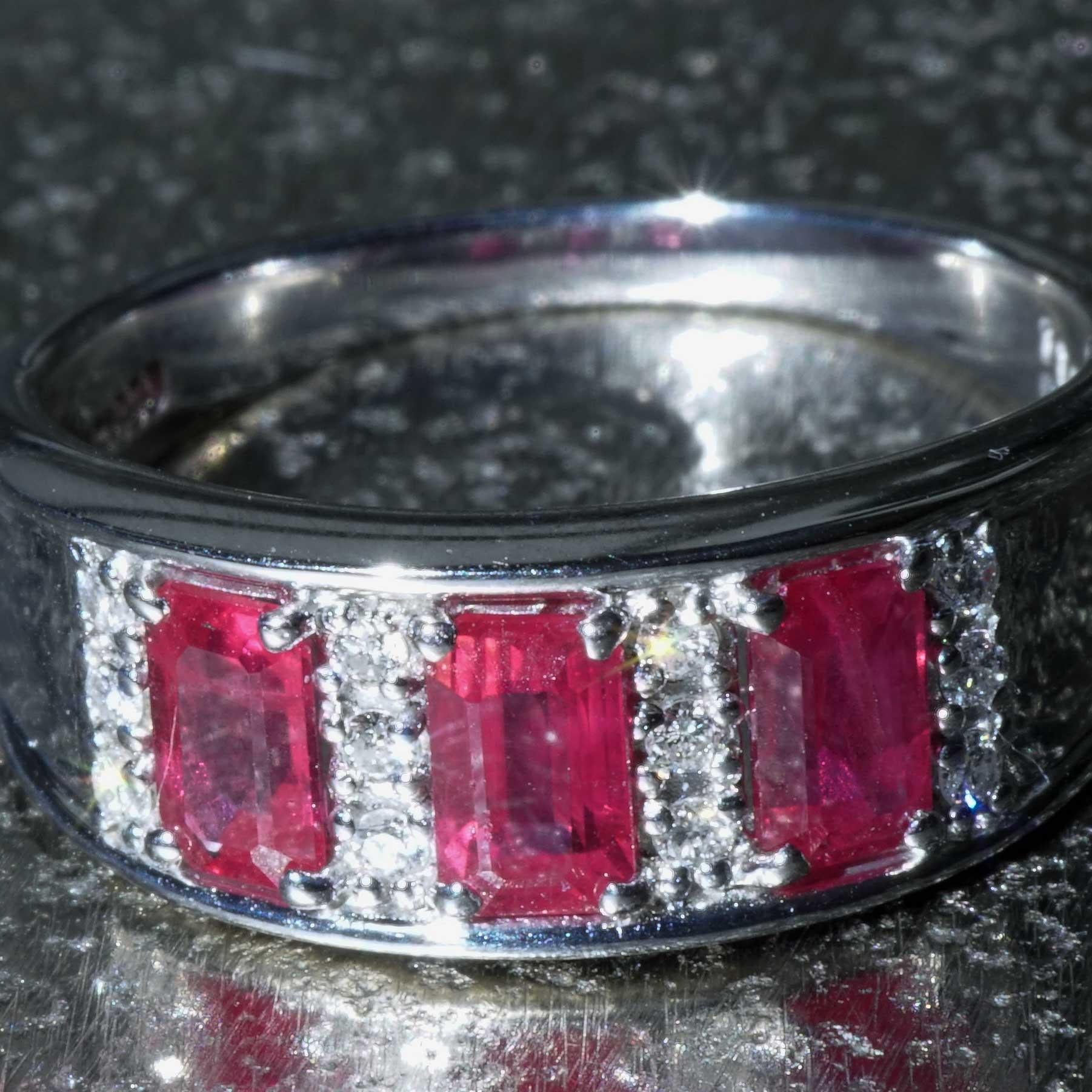rubíes en talla esmeralda, muy inusuales y luego este grandioso color, gran anillo de platino muy bellamente elaborado con 3 finos rubíes rojo-rosado en talla esmeralda total aprox. 1,16 ct, translúcido, brillo muy bueno, engastados alternativamente