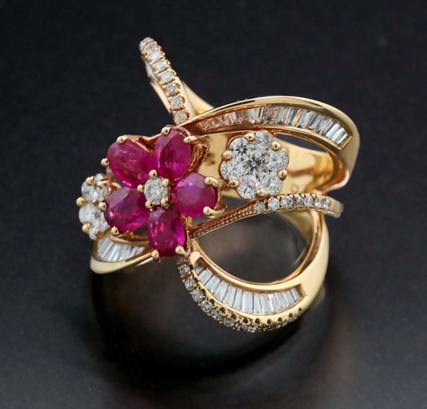 Taille ovale Ruby Diamond Ring 
