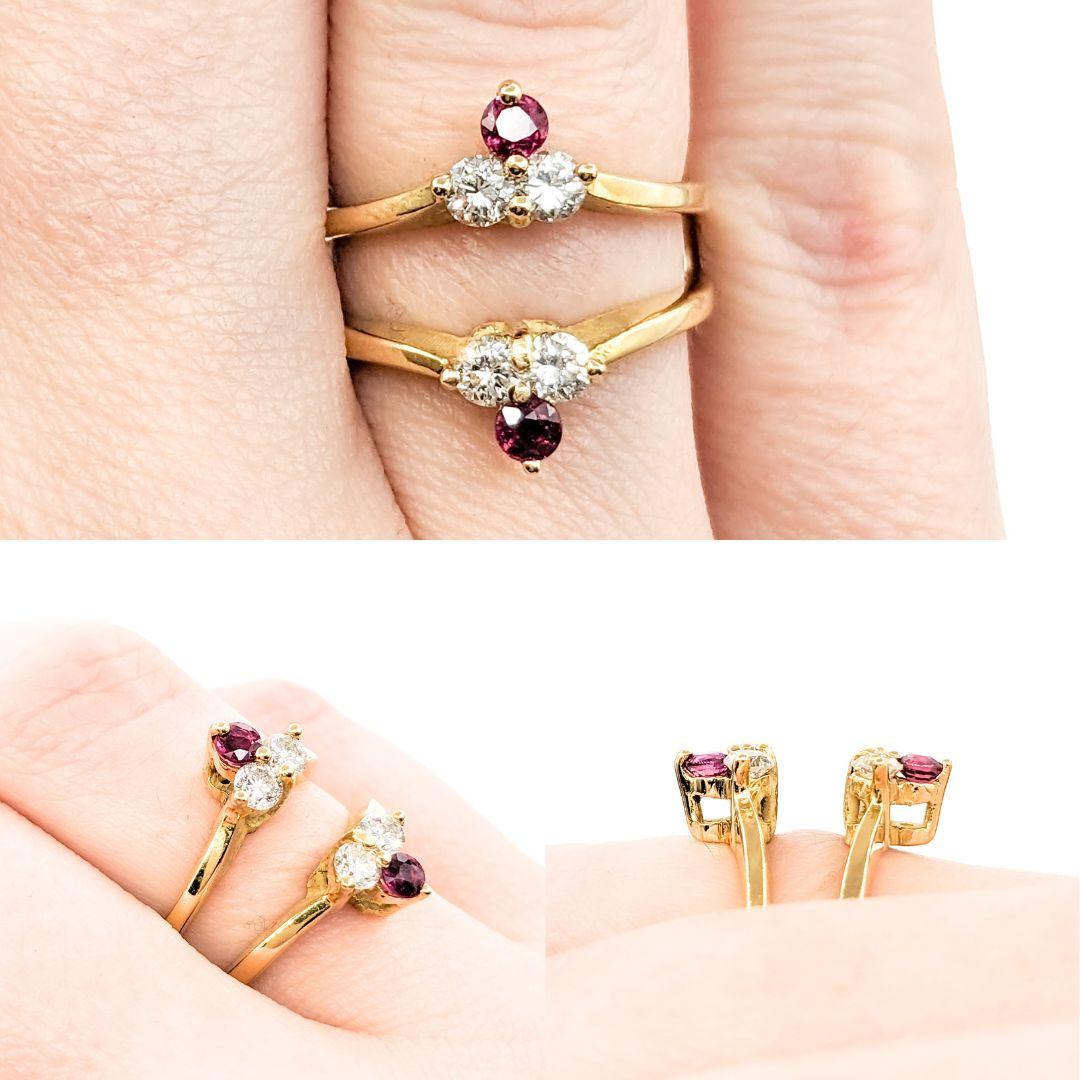 Anillo Realzador de Rubíes y Diamantes en Oro Amarillo de 18kt

Te presentamos este impresionante anillo, magistralmente elaborado en oro de 18 quilates, con un rubí de 0,25 quilates y diamantes. Los rubíes, apreciados por su profundo tono rojo,