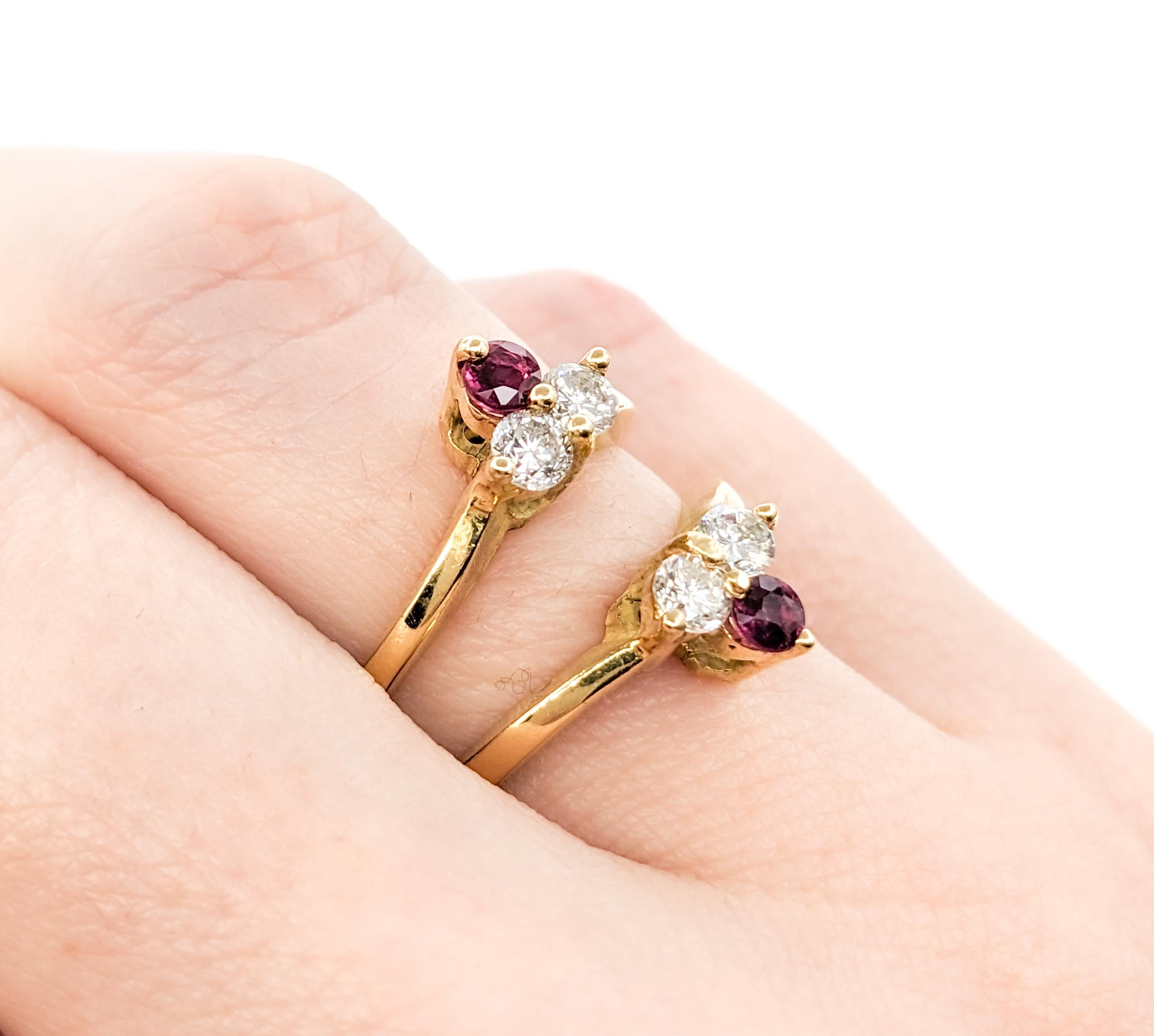 Anillo Realzador de Rubíes y Diamantes en Oro Amarillo de 18kt Corte redondo en venta