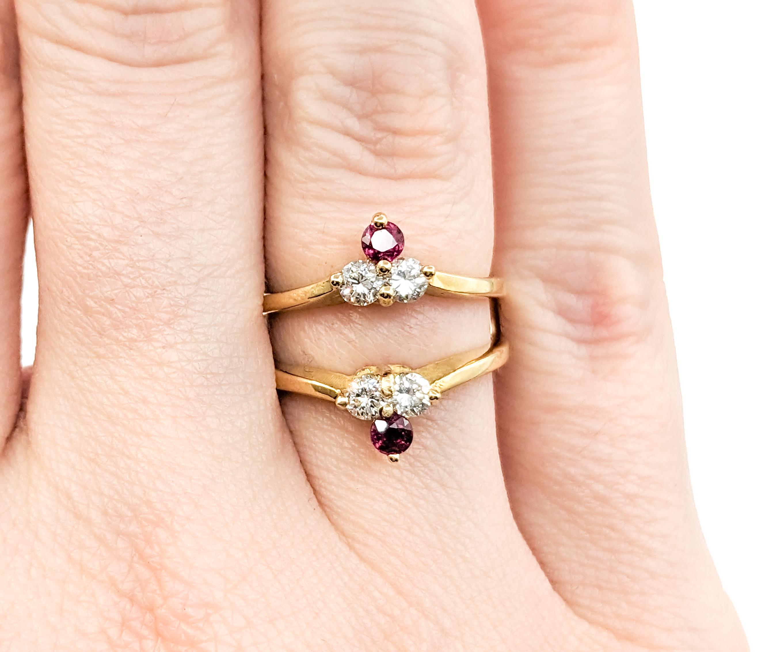 Anillo Realzador de Rubíes y Diamantes en Oro Amarillo de 18kt en Excelente estado para la venta en Bloomington, MN