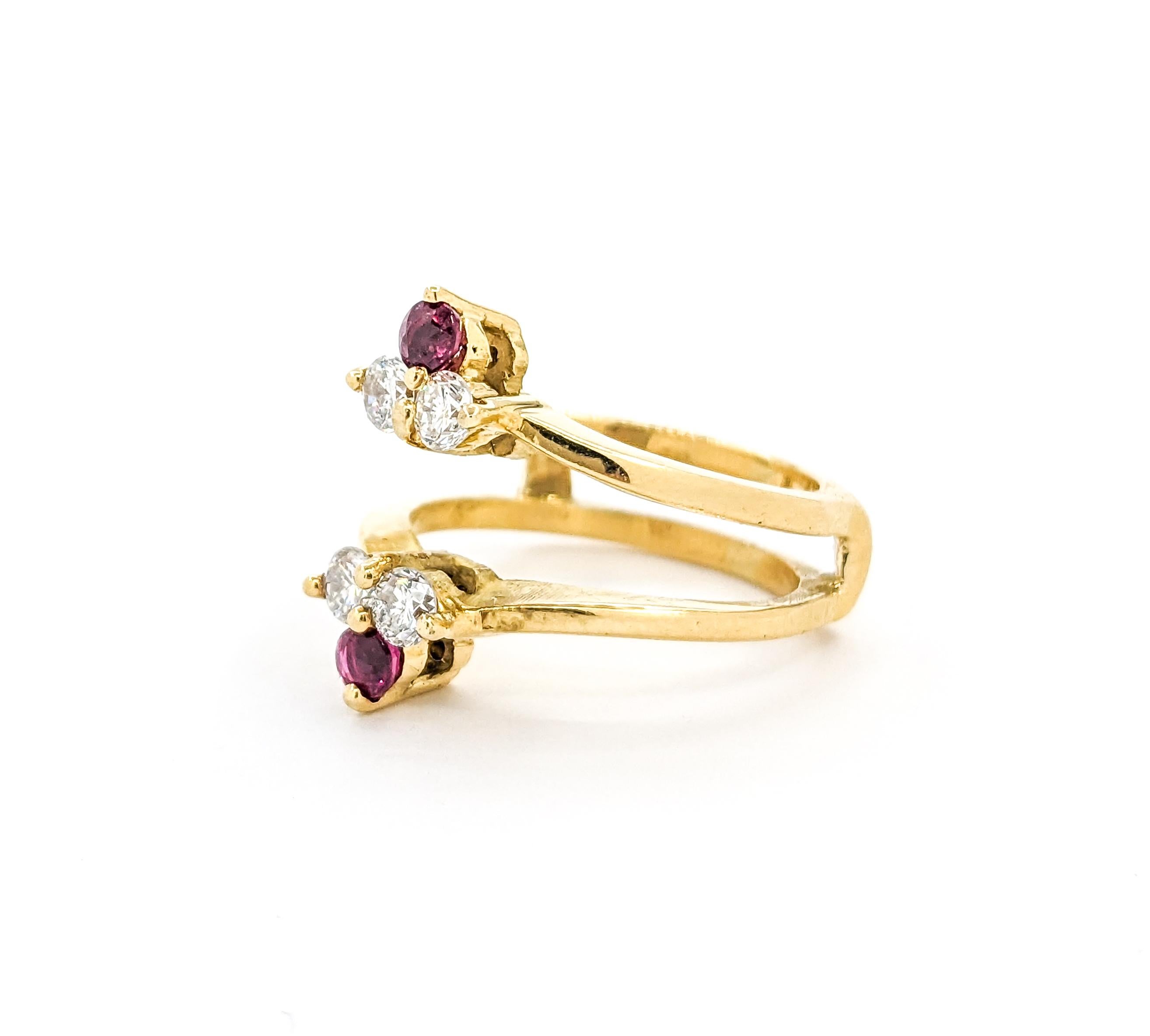 Anillo Realzador de Rubíes y Diamantes en Oro Amarillo de 18kt en venta 1