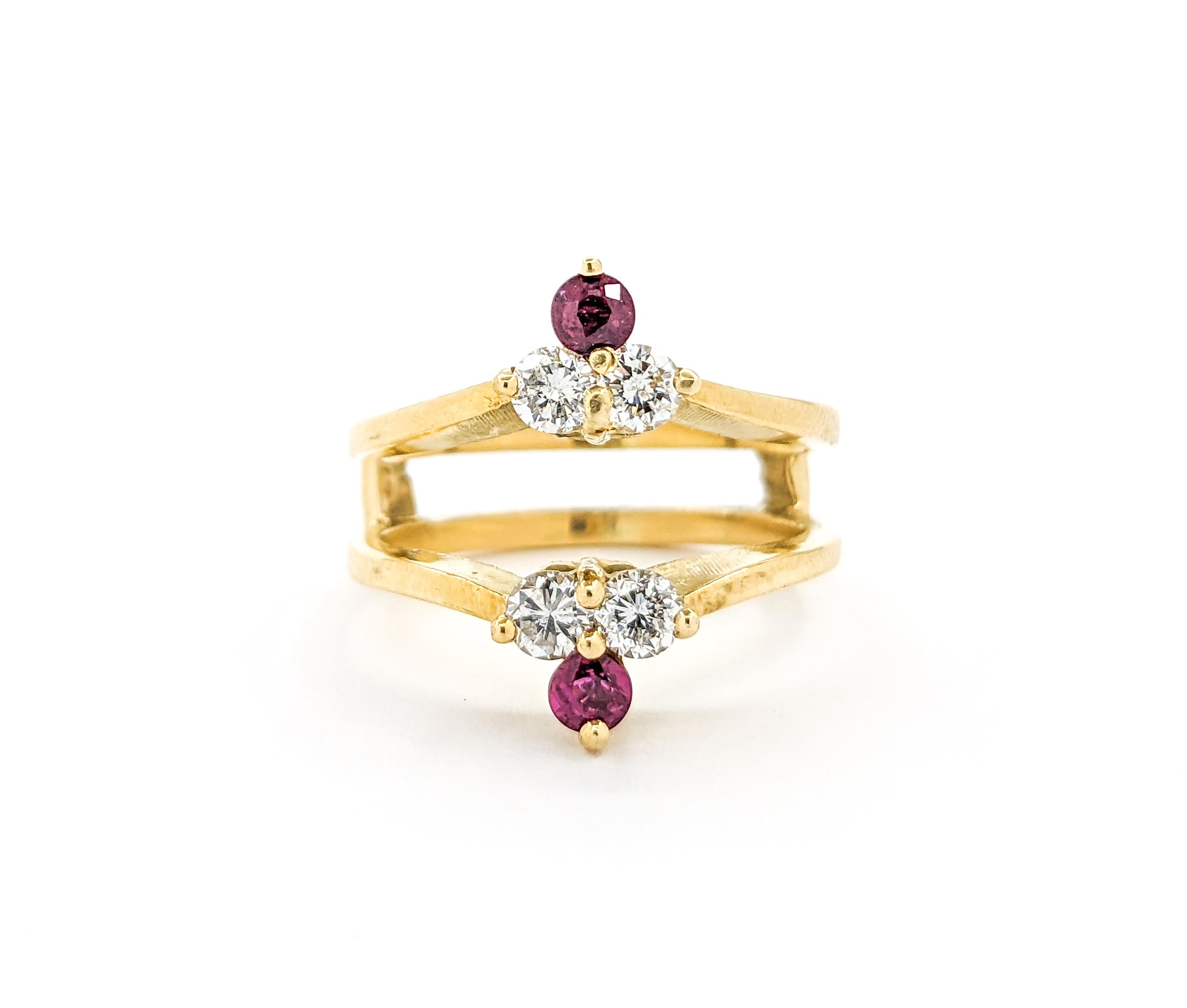 Anillo Realzador de Rubíes y Diamantes en Oro Amarillo de 18kt en venta 2
