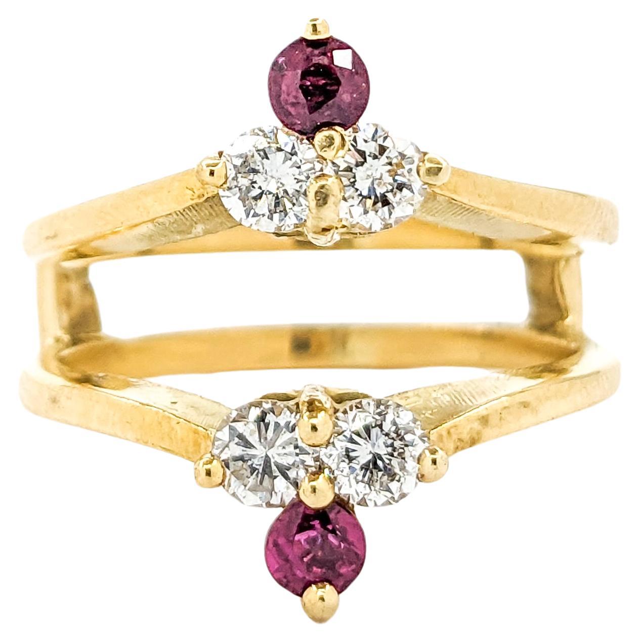 Anillo Realzador de Rubíes y Diamantes en Oro Amarillo de 18kt en venta