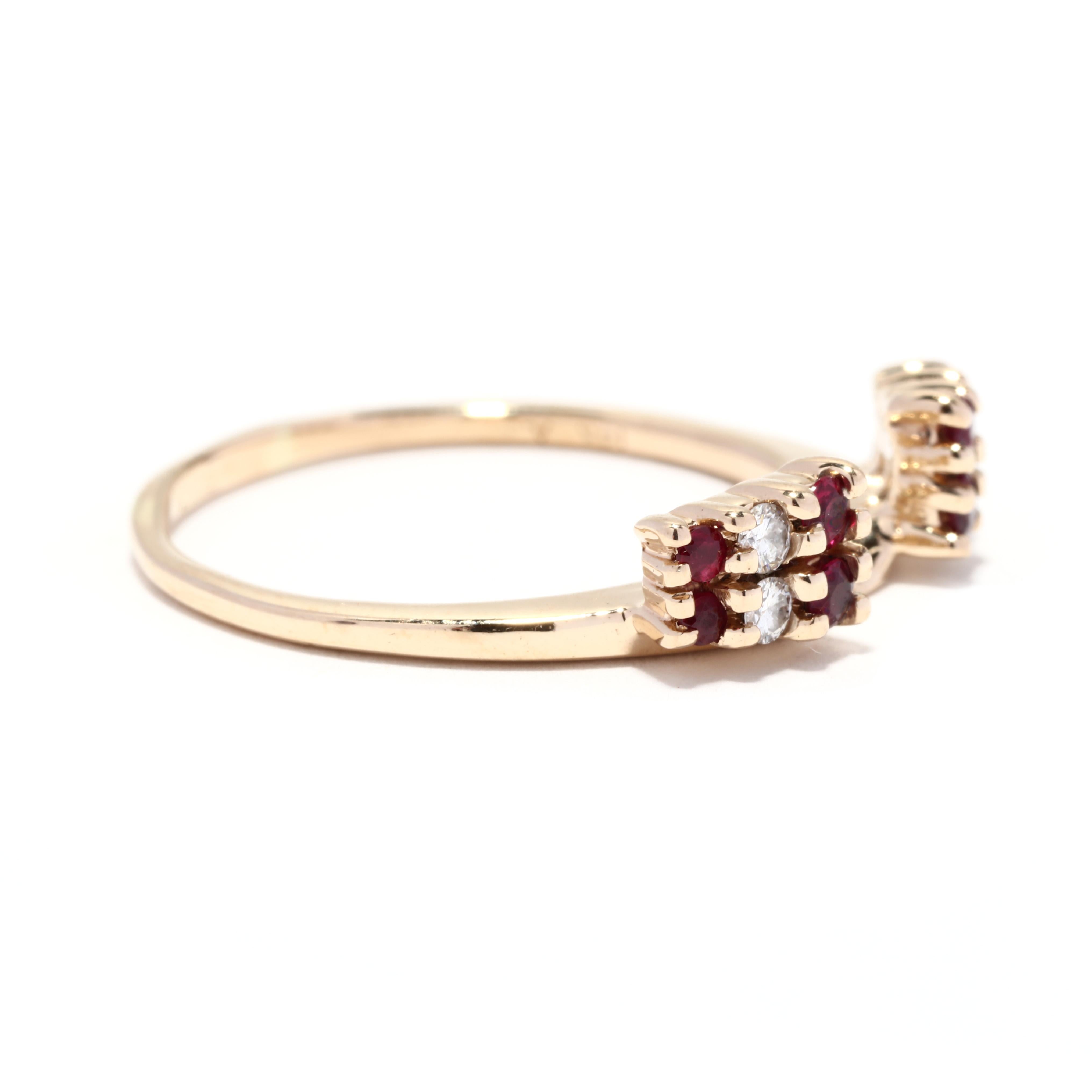 Ein Vintage 14 Karat Gelbgold Rubin und Diamant Ringschutz. Diese stapelbaren Wrap Ring verfügt über vier Reihen oder Zacken gesetzt, rund geschliffenen Rubinen mit einem Gewicht von ca. .22 Karat insgesamt mit einer Reihe von voll geschliffenen
