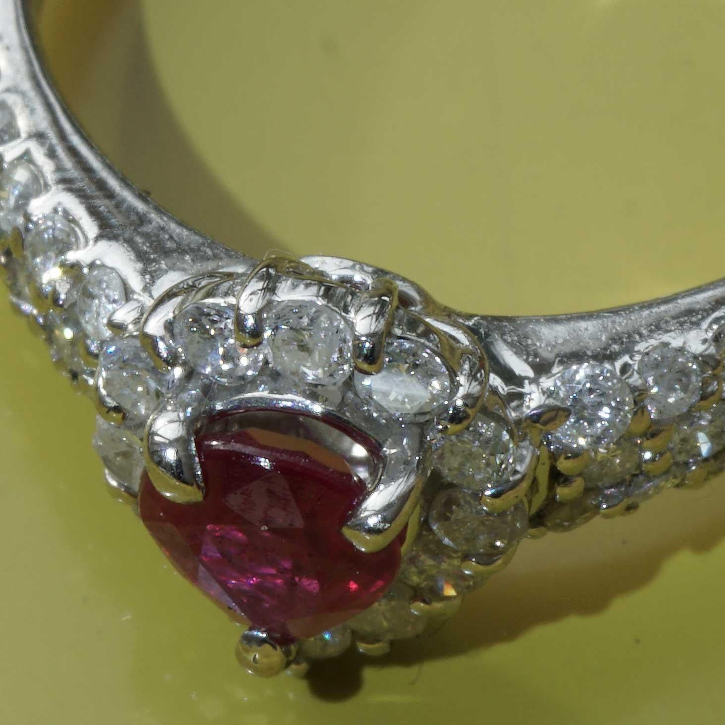 ti amo....a feuriger Rubin als Symbol der brennenden Liebe (sehr kleine - klare Einschlüsse), ca. 18,7 x 9,5 x 5 mm, ca. 4 Gramm Gewicht, Rw 16 mm, sehr feiner Platinschmuck

Über den Rubin:
Die teuersten Farbedelsteine der Welt sind unbehandelte