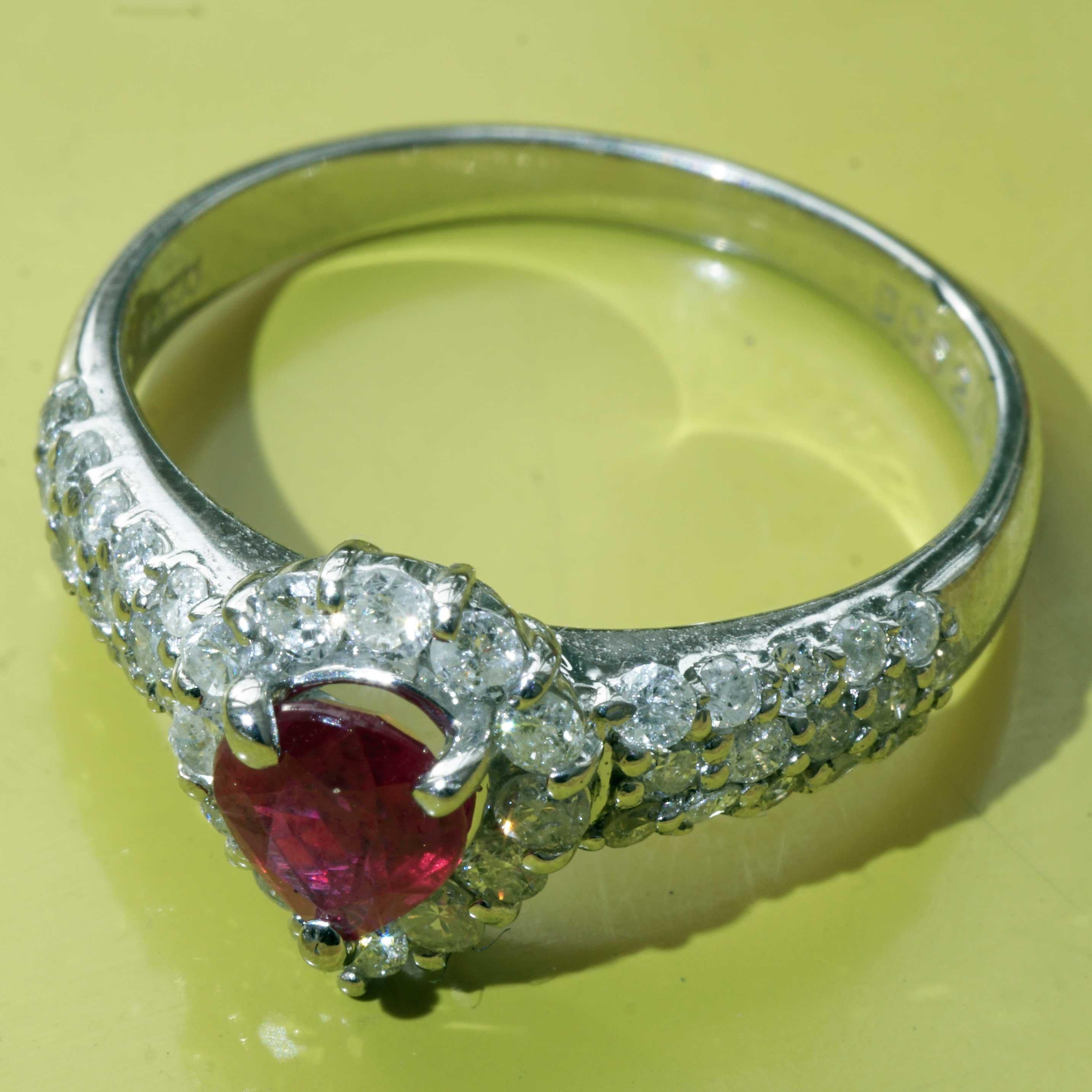 Platinring mit Rubin, Diamant 0,51 0,52 ct AAA Qualität sooo fein, ein Symbol der Liebe (Moderne) im Angebot