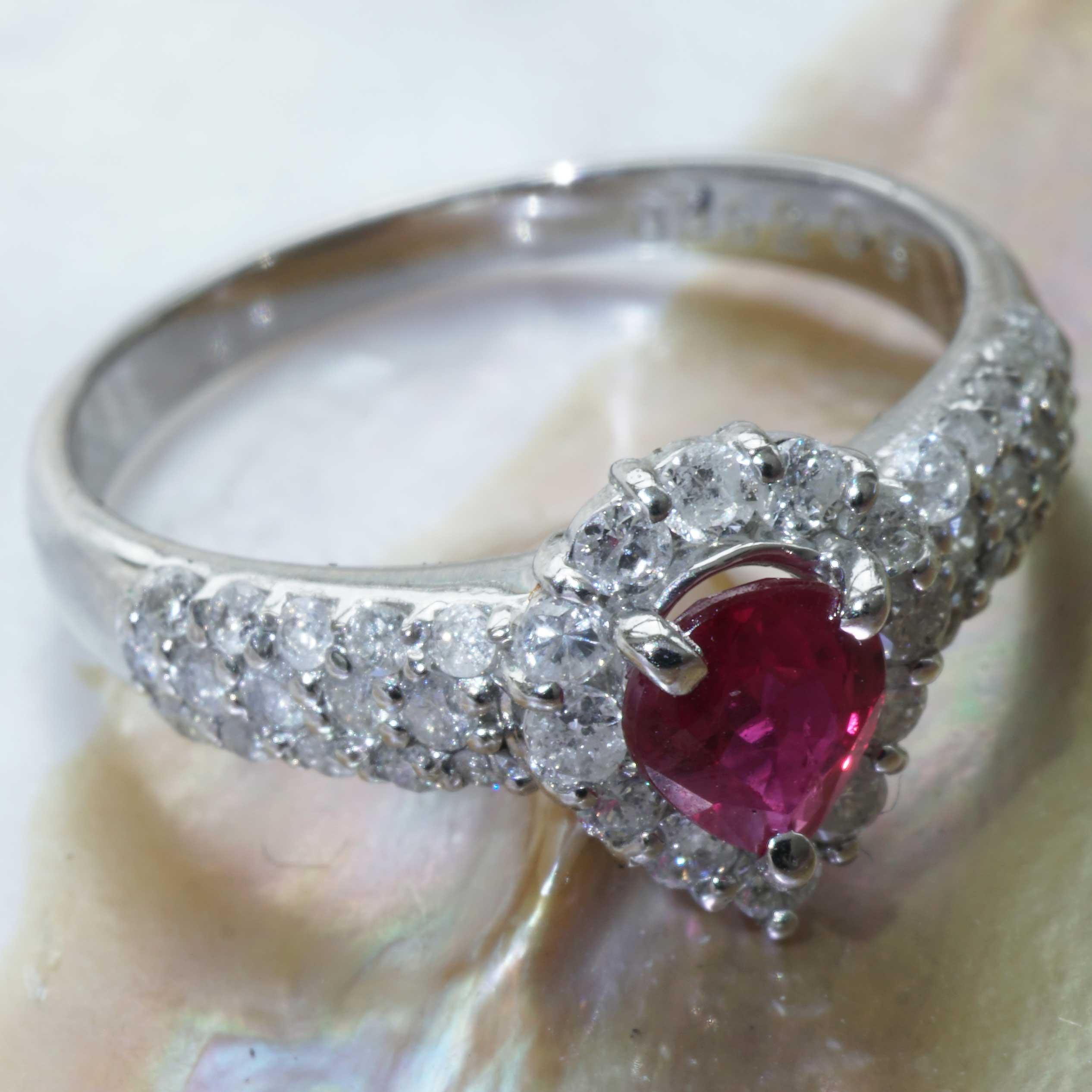 Platinring mit Rubin, Diamant 0,51 0,52 ct AAA Qualität sooo fein, ein Symbol der Liebe (Tropfenschliff) im Angebot