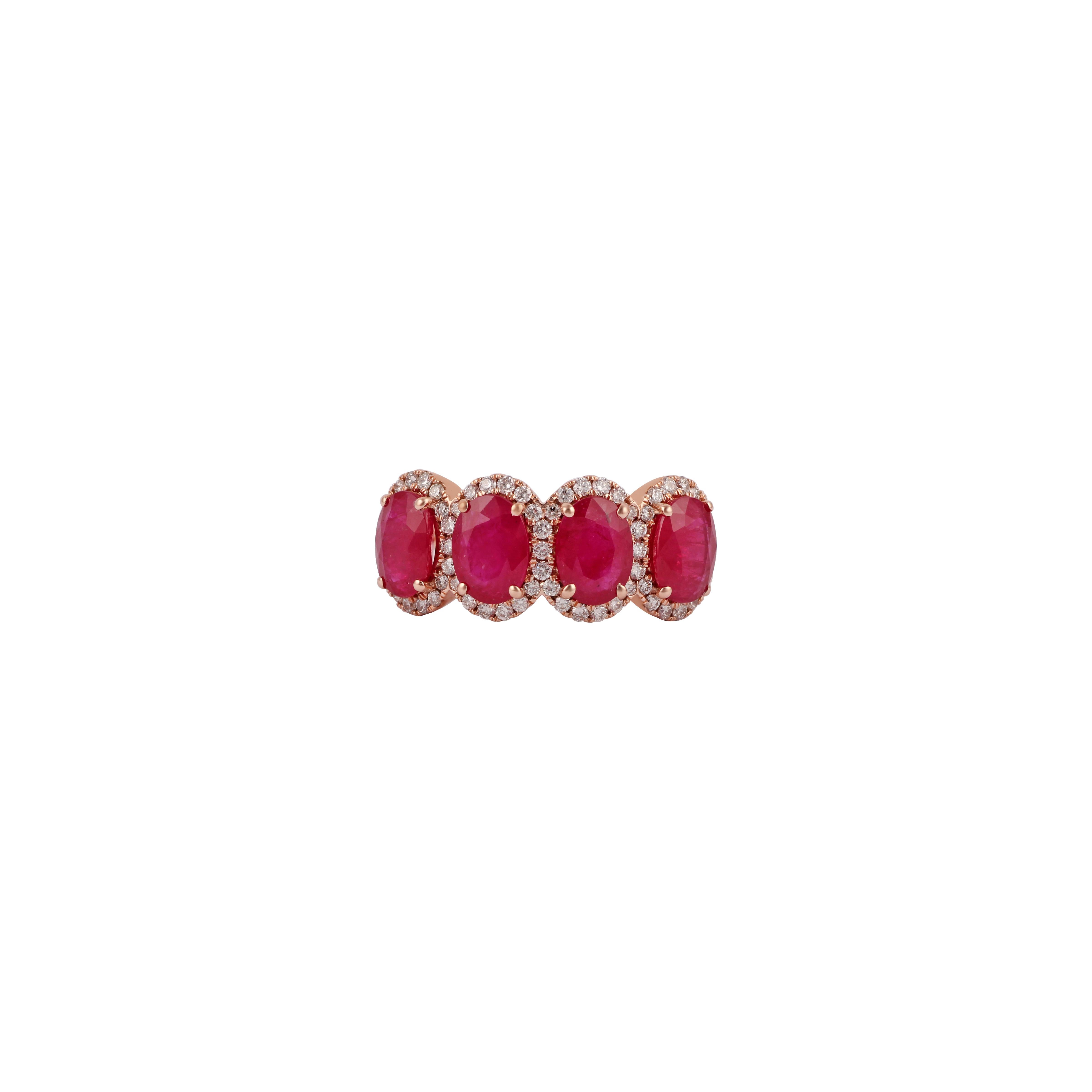 Si tratta di un elegante anello con rubino e diamante tempestato d'oro rosa 18k con 4 pezzi di rubino di forma ovale del peso di 3,20 carati circondati da 63 pezzi di diamante di forma rotonda del peso di 0,46 carati; l'intero anello è tempestato