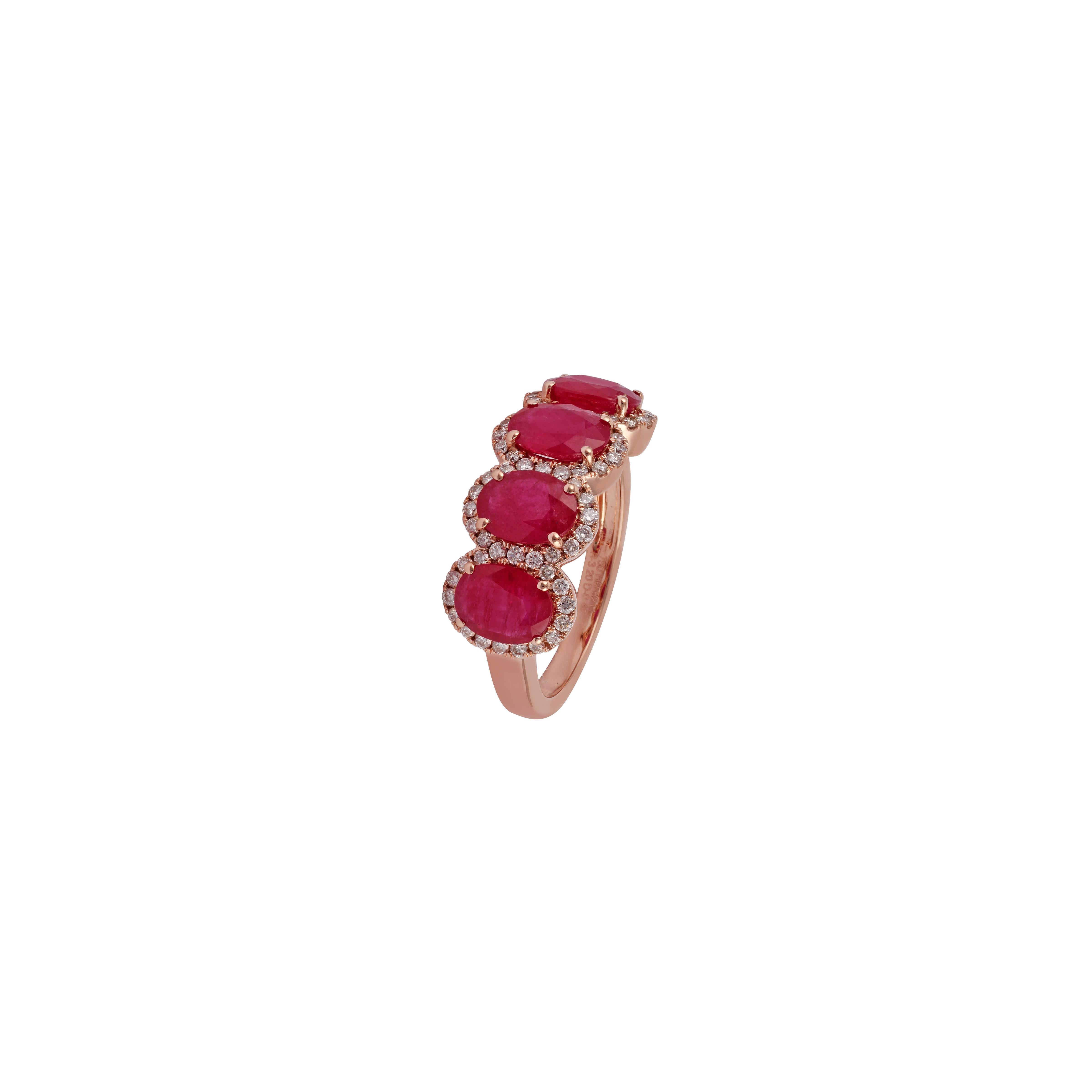 Taglio ovale Anello con rubino e diamante tempestato d'oro rosa 18 carati in vendita