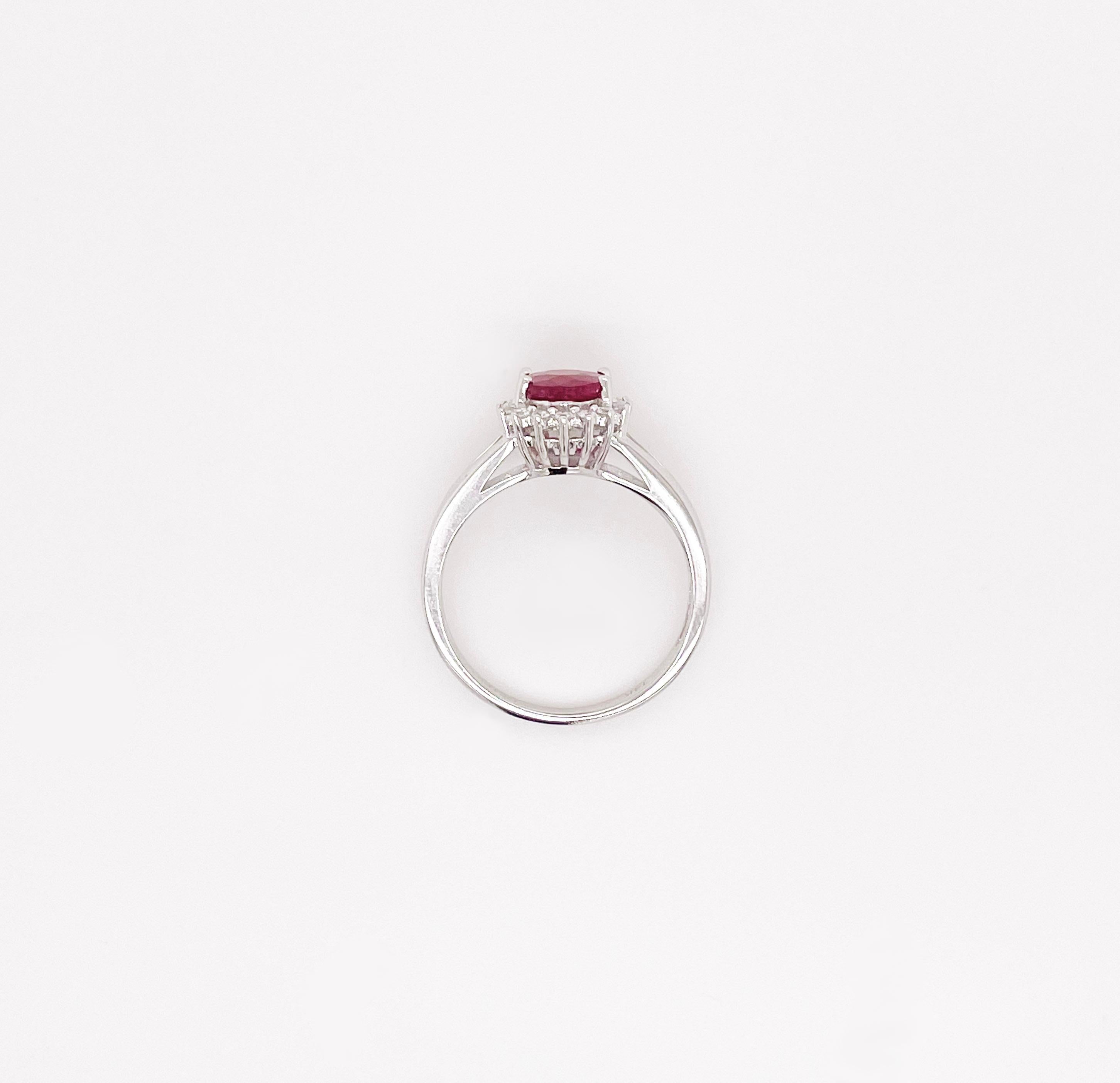 Bague en or blanc, rubis et diamants, halo de rubis ovales et diamants, tige fendue 4
