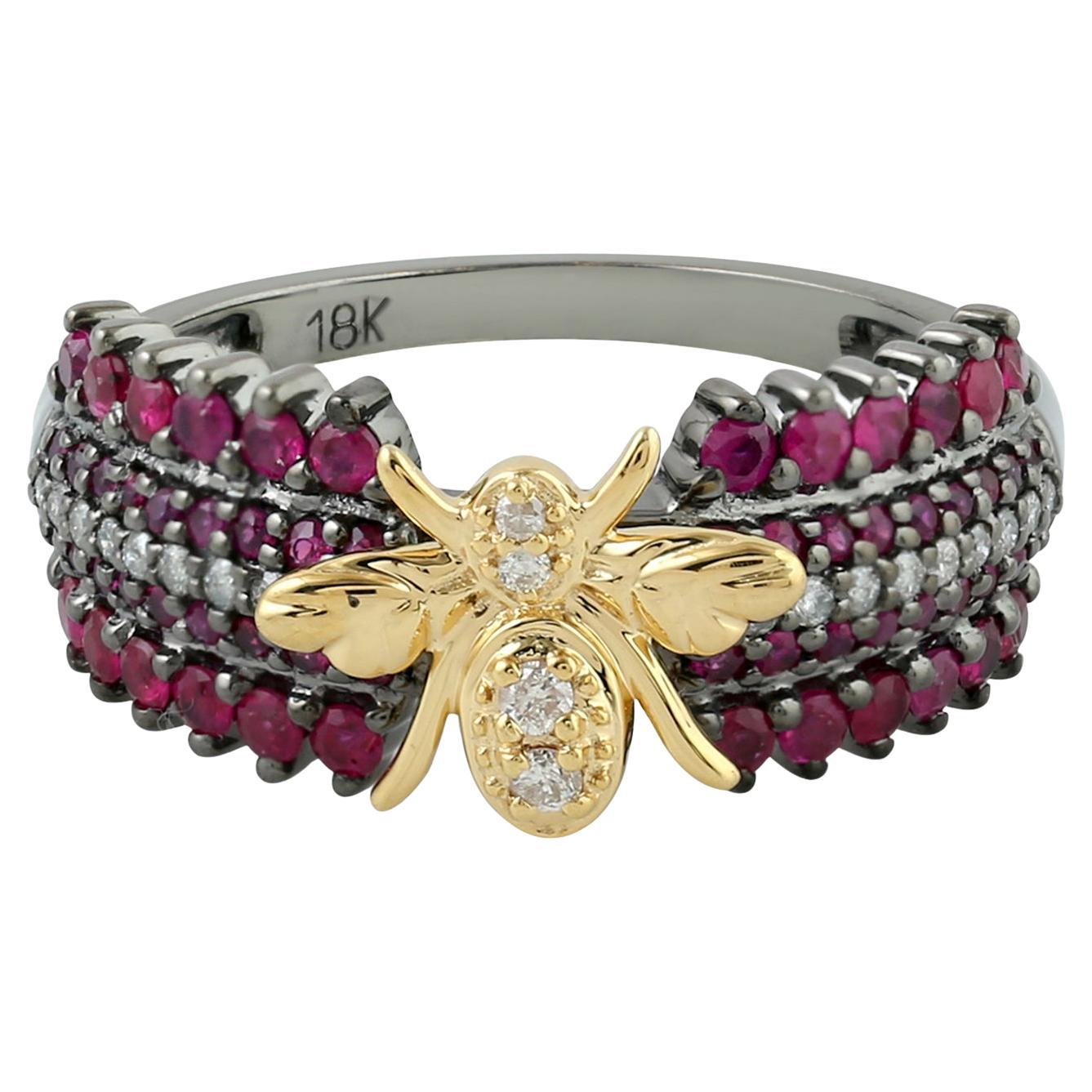 Ring mit Rubin und Diamant in der Mitte und Hausfly-Figur aus 18 Karat Gelbgold