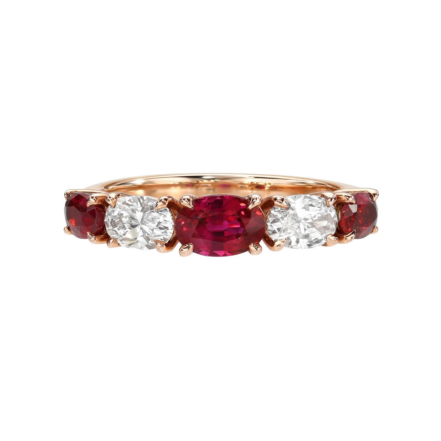 Stupendo anello con diamanti e rubini in oro rosa 14K - 0,91 ct D/VS2 &.  2,39 carati di rubini In condizioni Nuovo in vendita a Beverly Hills, CA