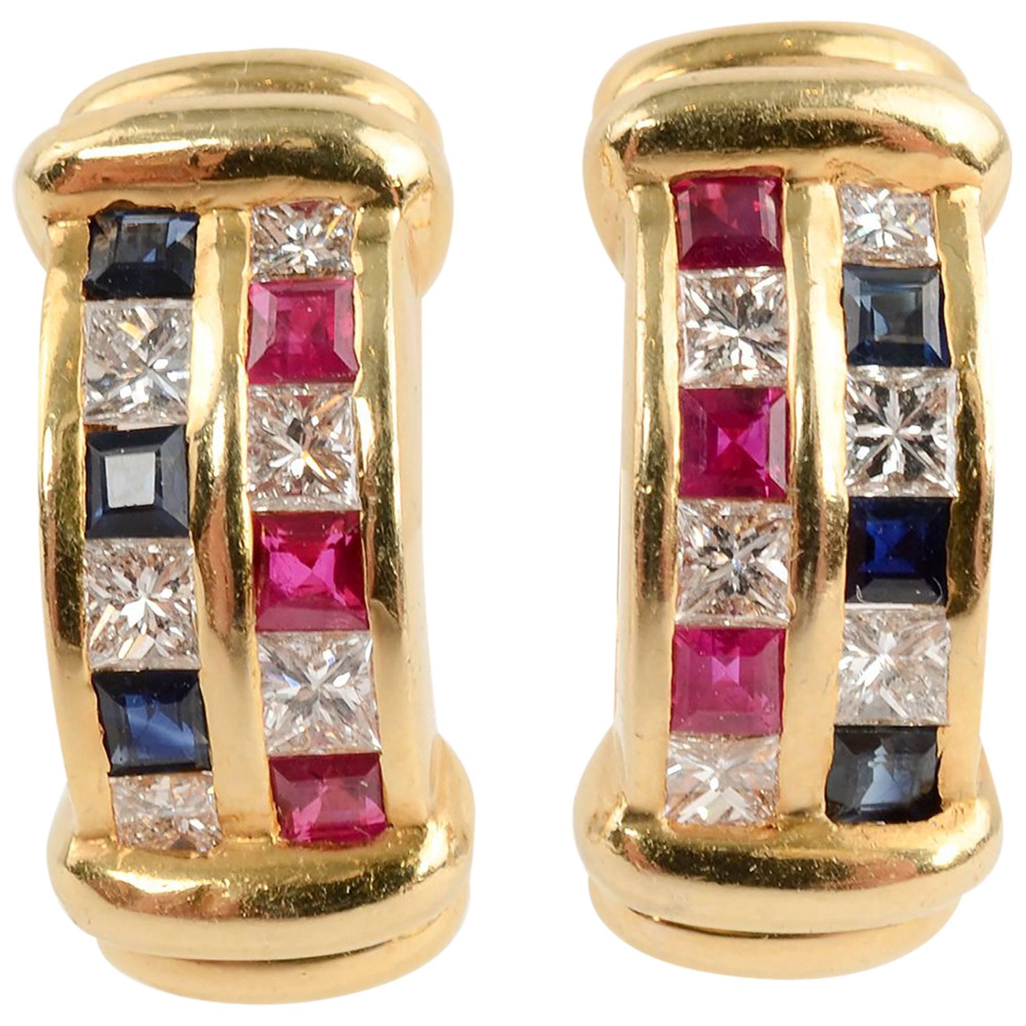 Boucles d'oreilles en or avec demi-cercle en rubis, diamants et saphirs