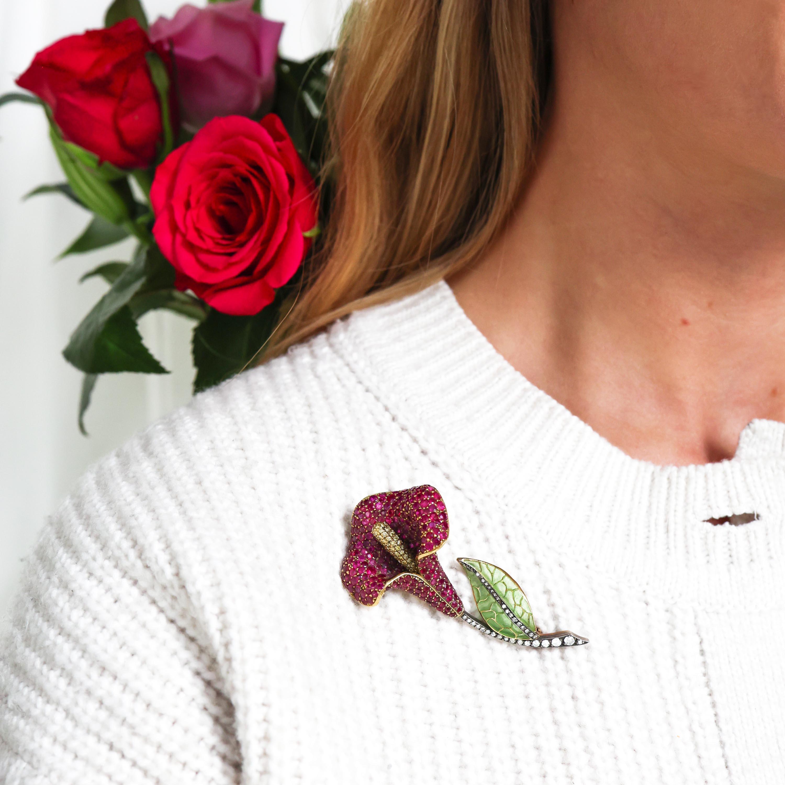 Broche en rubis, diamants et émail de type calla lily, avec un spadice serti de diamants jaunes, un pétale serti de rubis et une feuille en émail plique à jour avec une nervure centrale sertie de diamants et une tige sertie de diamants, montée en