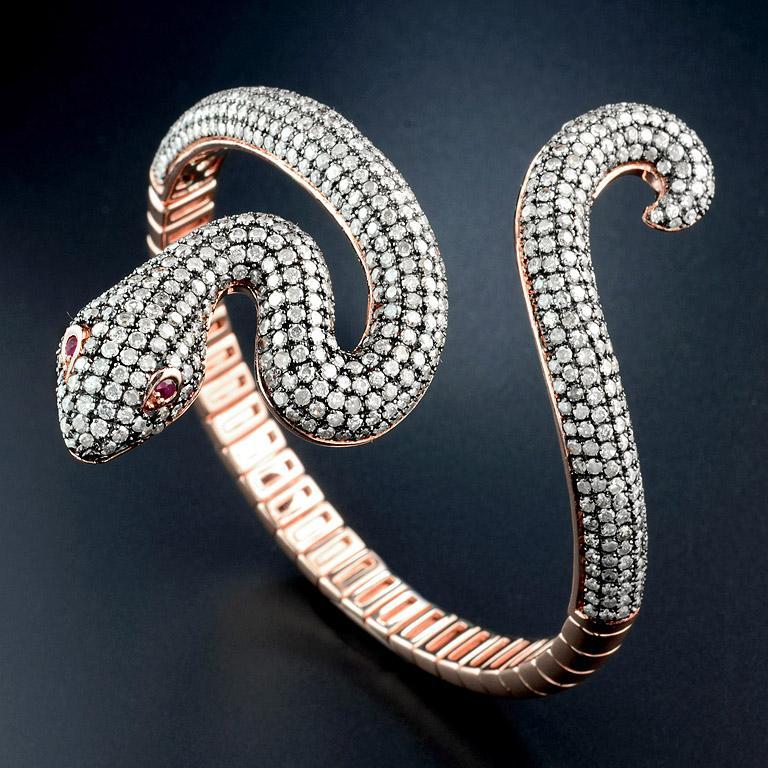 Original shape, this flexible snake cuff wraps around your wrist to create an impressive visual effect. With its meticulous finish, this jewel has an appearance similar to the scale of the details set with 640 white diamonds. Instead of eyes, this