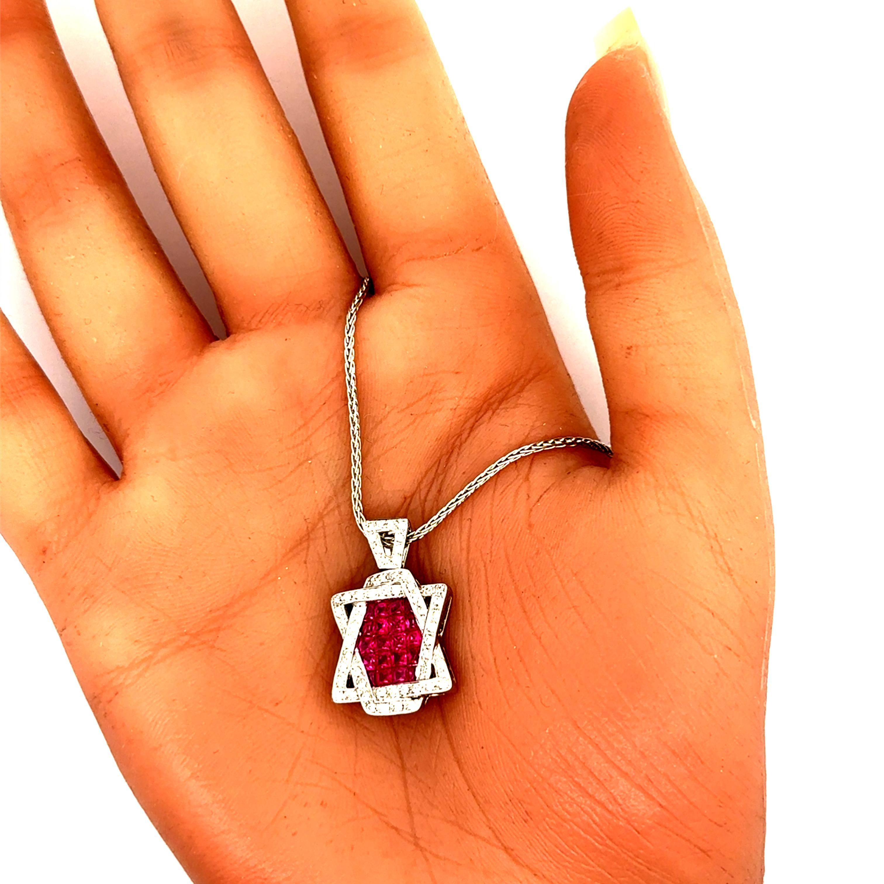 Ciondolo con rubino e diamante Stella di David in oro bianco 18 ct. In condizioni Nuovo in vendita a Beverly Hills, CA