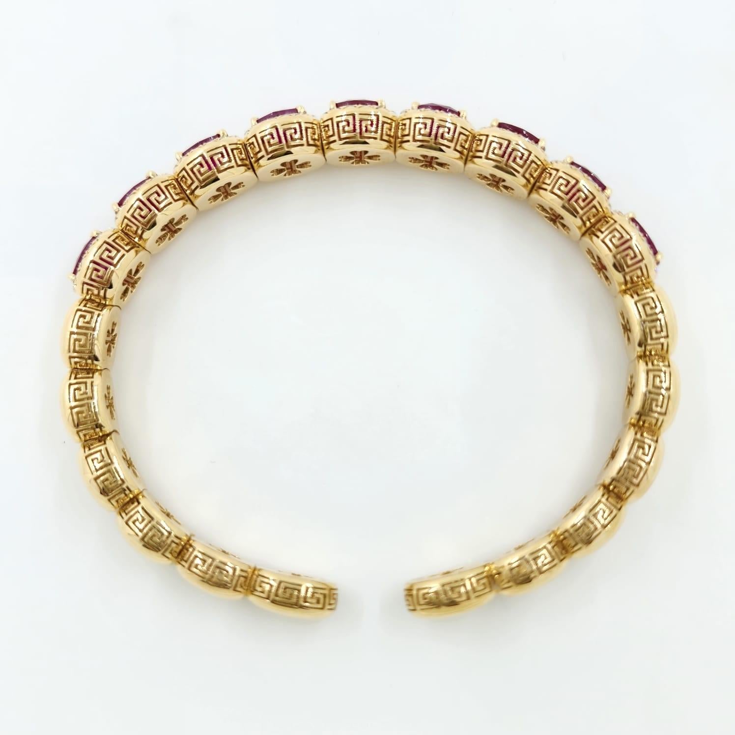 Brazalete abierto vintage de oro amarillo de 18 quilates con diamantes y rubíes de 7,55 quilates en Nuevo estado para la venta en Hong Kong, HK