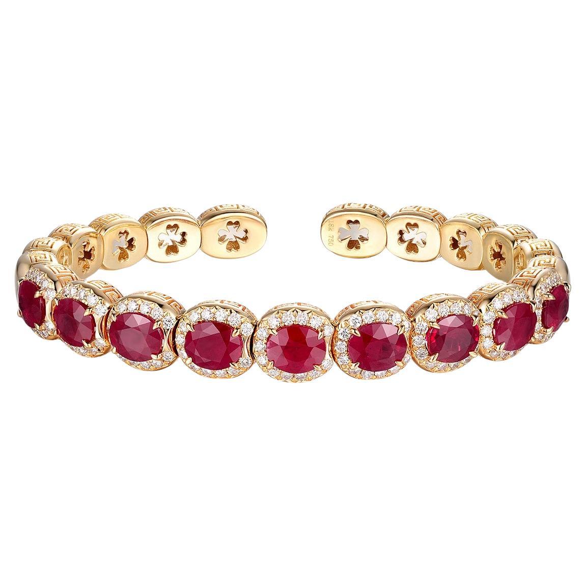 Wir präsentieren das atemberaubende Rubin-Diamant-Stahlarmband, das jetzt auch als offene Manschette für mehr Komfort und Vielseitigkeit erhältlich ist. Dieses wunderschöne Armband aus hochwertigem 18-karätigem Gelbgold besteht aus 9 ovalen Rubinen