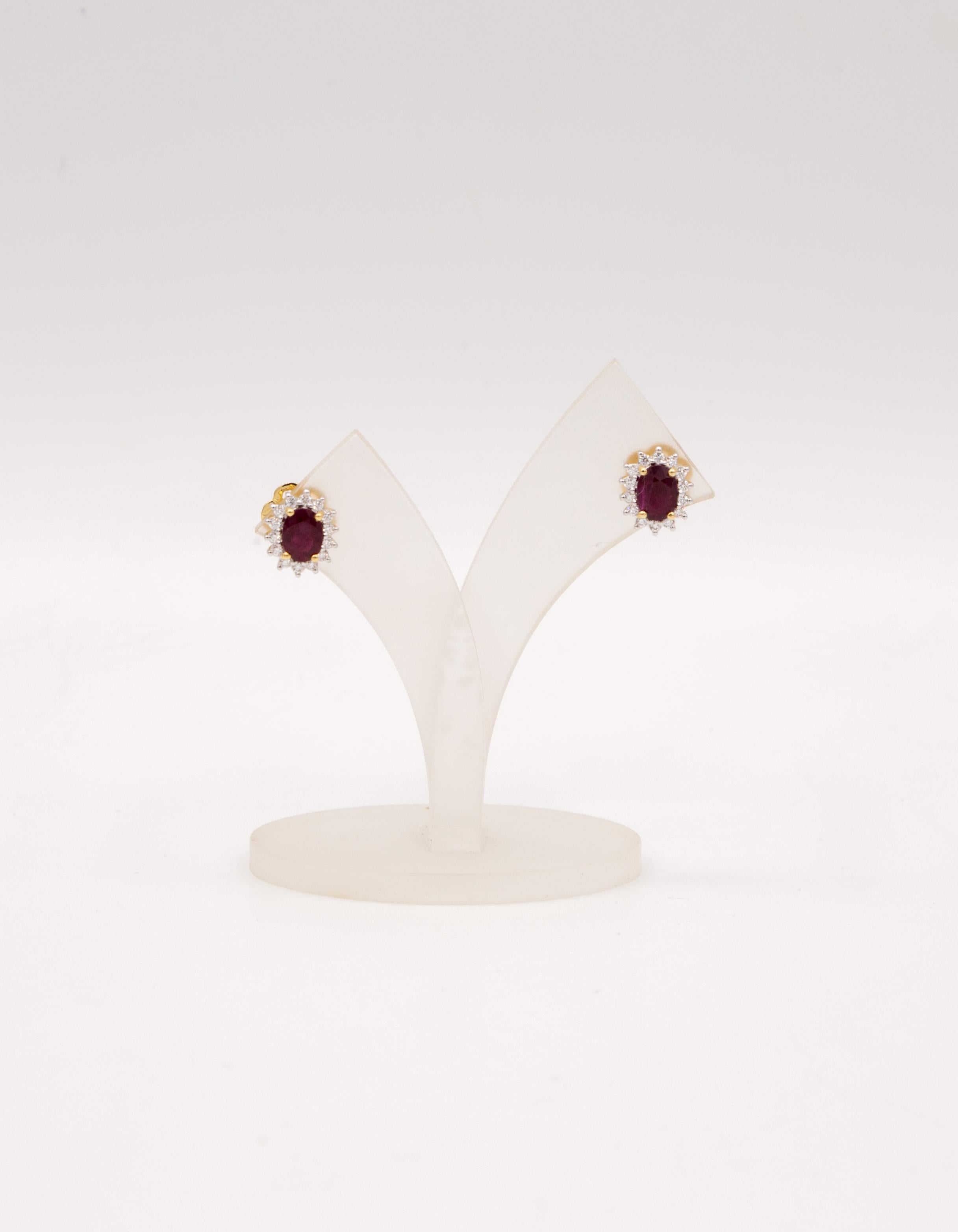 orecchini a perno in oro giallo 18 k.
1,88 ct. di rubino
Diamante da 0,32 carati
5,4 grammi
dimensioni circa 12 x 10 mm

bellissimo rubino rosso e diamante occupato all'esterno, è un orecchino davvero bellissimo