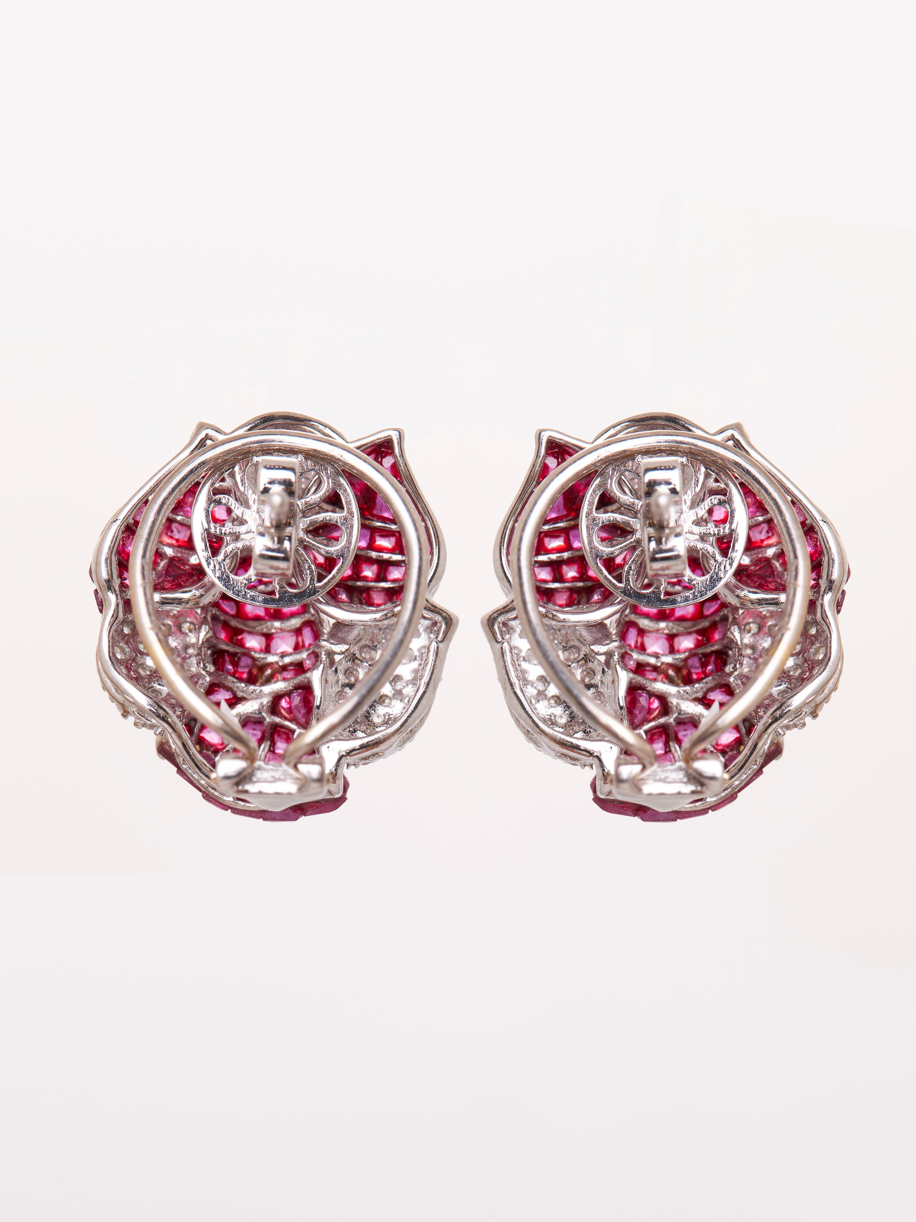 Poids total- 11.400gm, Or 14KT- 9.036gm, Diamants naturels ronds-112/0.96cts, Rubis-142/10.86cts