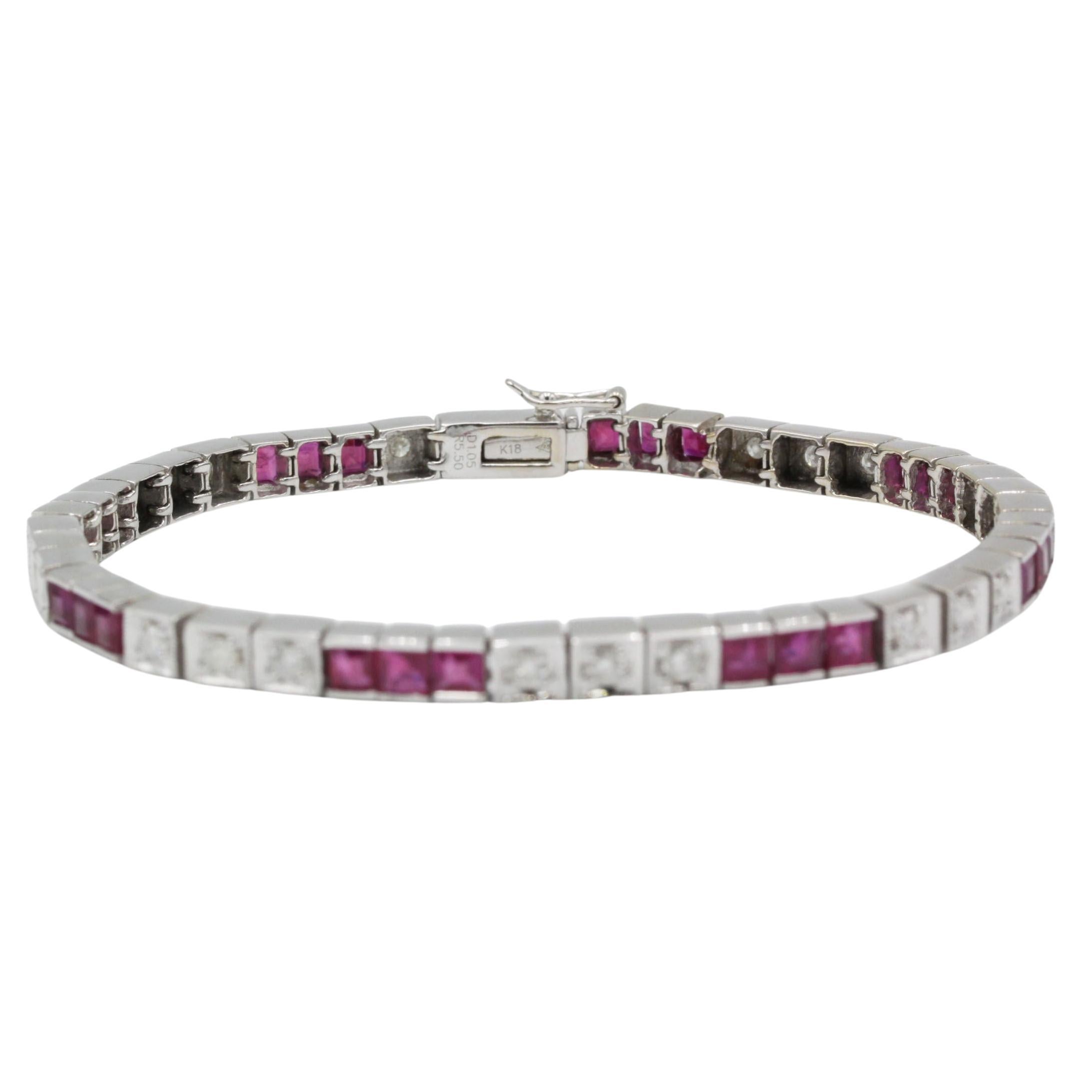 Élevez votre collection de bijoux avec cet exquis bracelet de tennis en or blanc 18 carats, méticuleusement fabriqué en France. Avec 24 rubis calibrés de taille carrée totalisant environ 4,80 carats, entrecoupés de 24 diamants de taille brillante